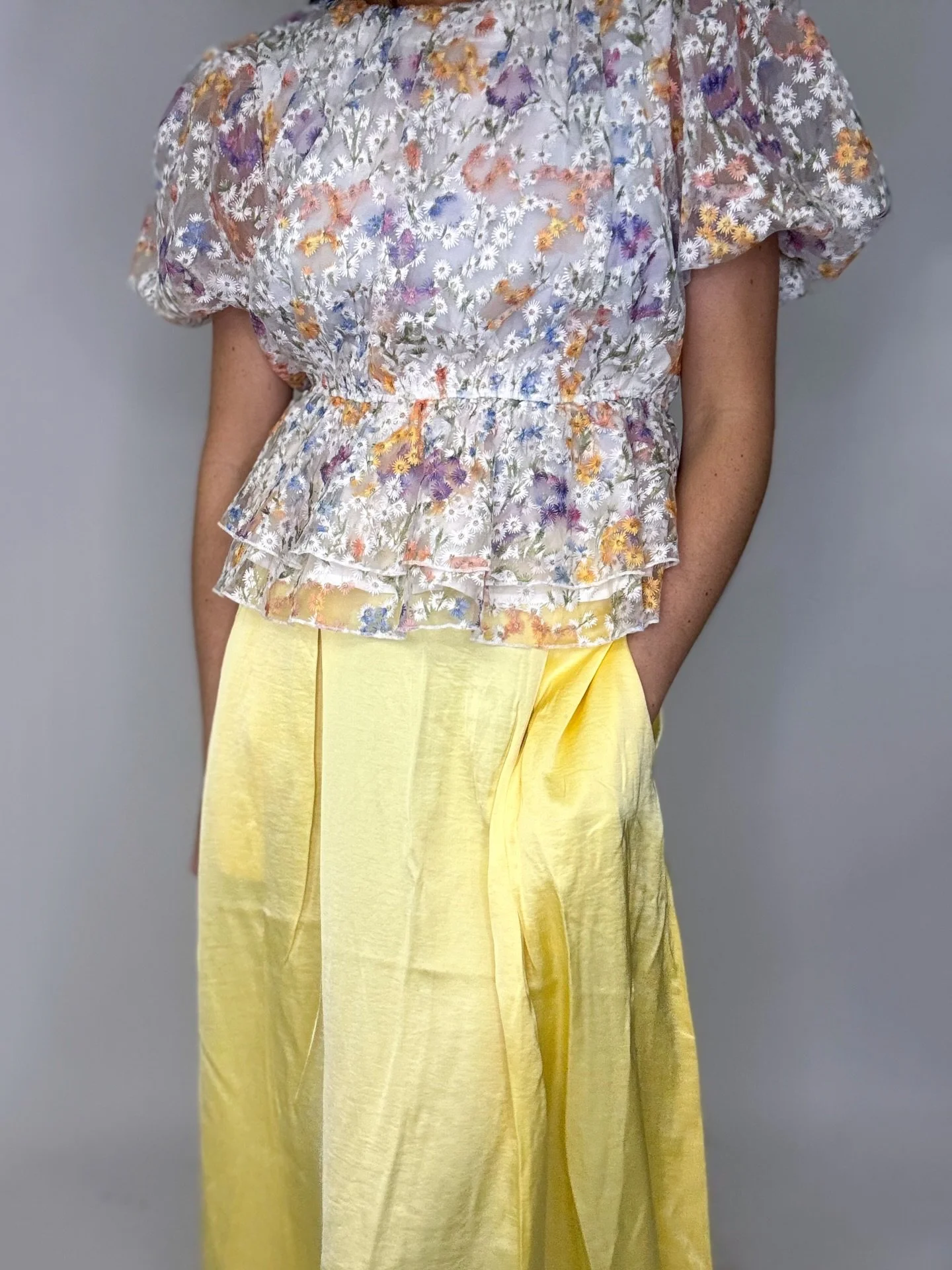 Woooow! En magisk mix av f&auml;rger💛🩷🧡
Blus 799,95kr / Kjol 599,95kr