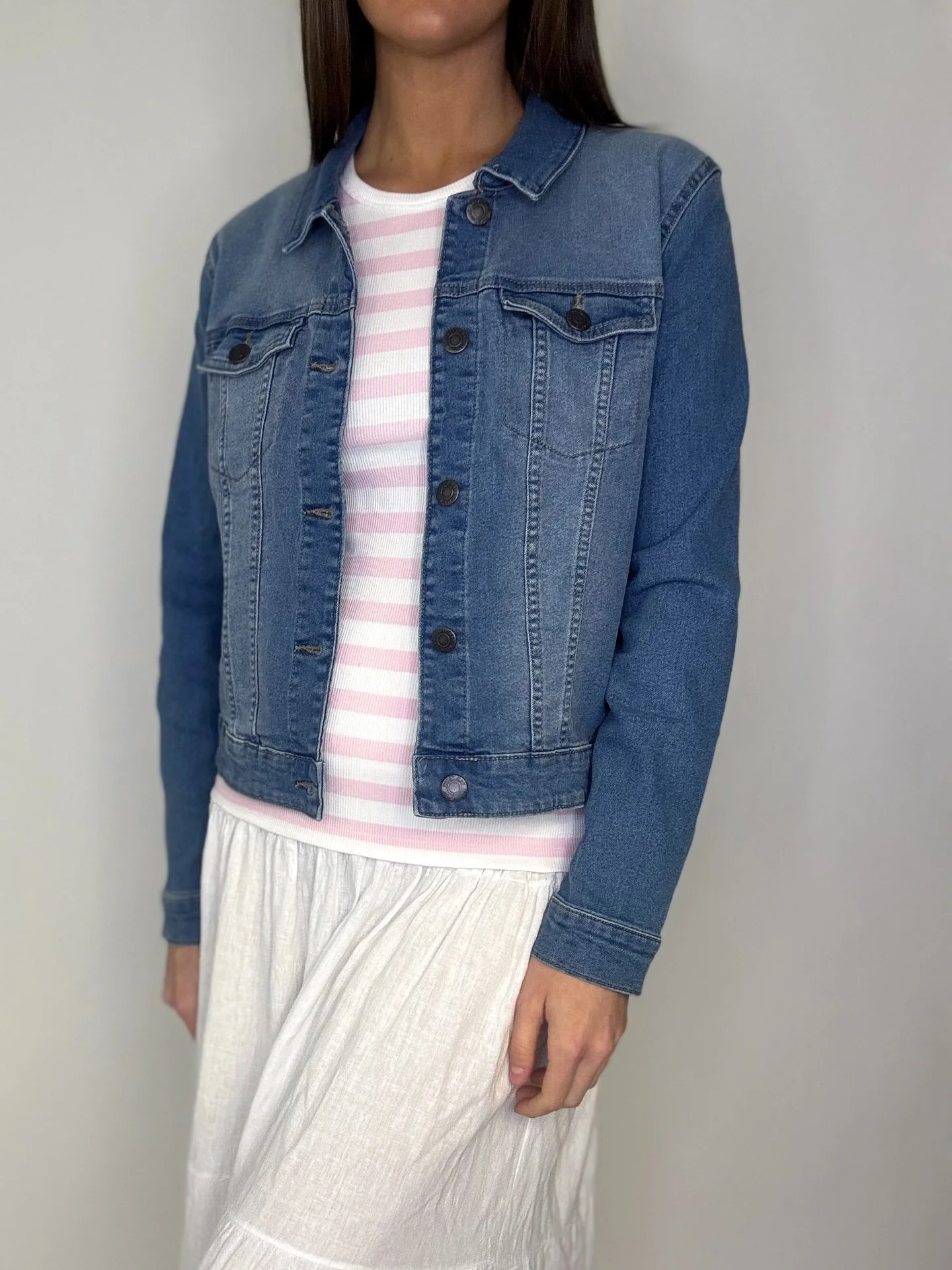 En klassisk jeansjacka med go stretch i💙 Finns fr&aring;n S till XXL och kostar 399,95kr! Randig tanktop 299,95kr 🌷