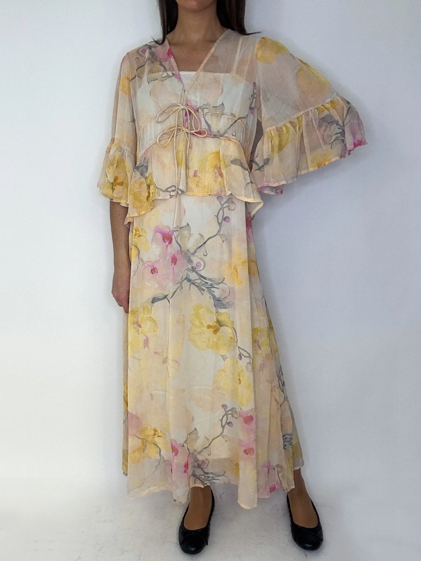 Underbar kl&auml;nning som passar till sommarens alla festligheter🌼 Finns fr&aring;n 34-42 och kostar 1099,95kr💗
