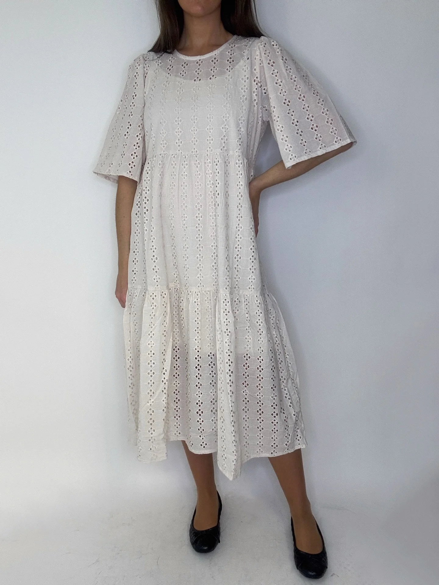 S&aring; fin kl&auml;nning i broderie anglaise🌸 Kom i denna ljusa beigea och svart! XS-XL. 799,95kr
