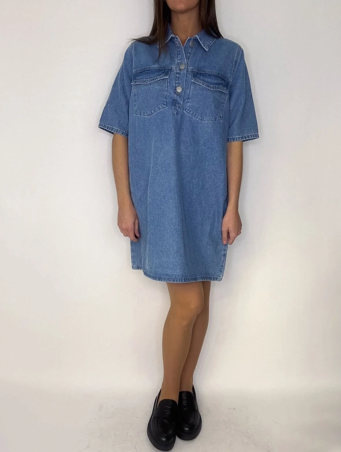 En snygg, rymlig, kortare kl&auml;nning i denim som &auml;r perfekt att b&auml;ra p&aring; sommardagarna!🩵 Finns i beige, ljus och m&ouml;rk denim. XS-XL. 549,95kr🍇