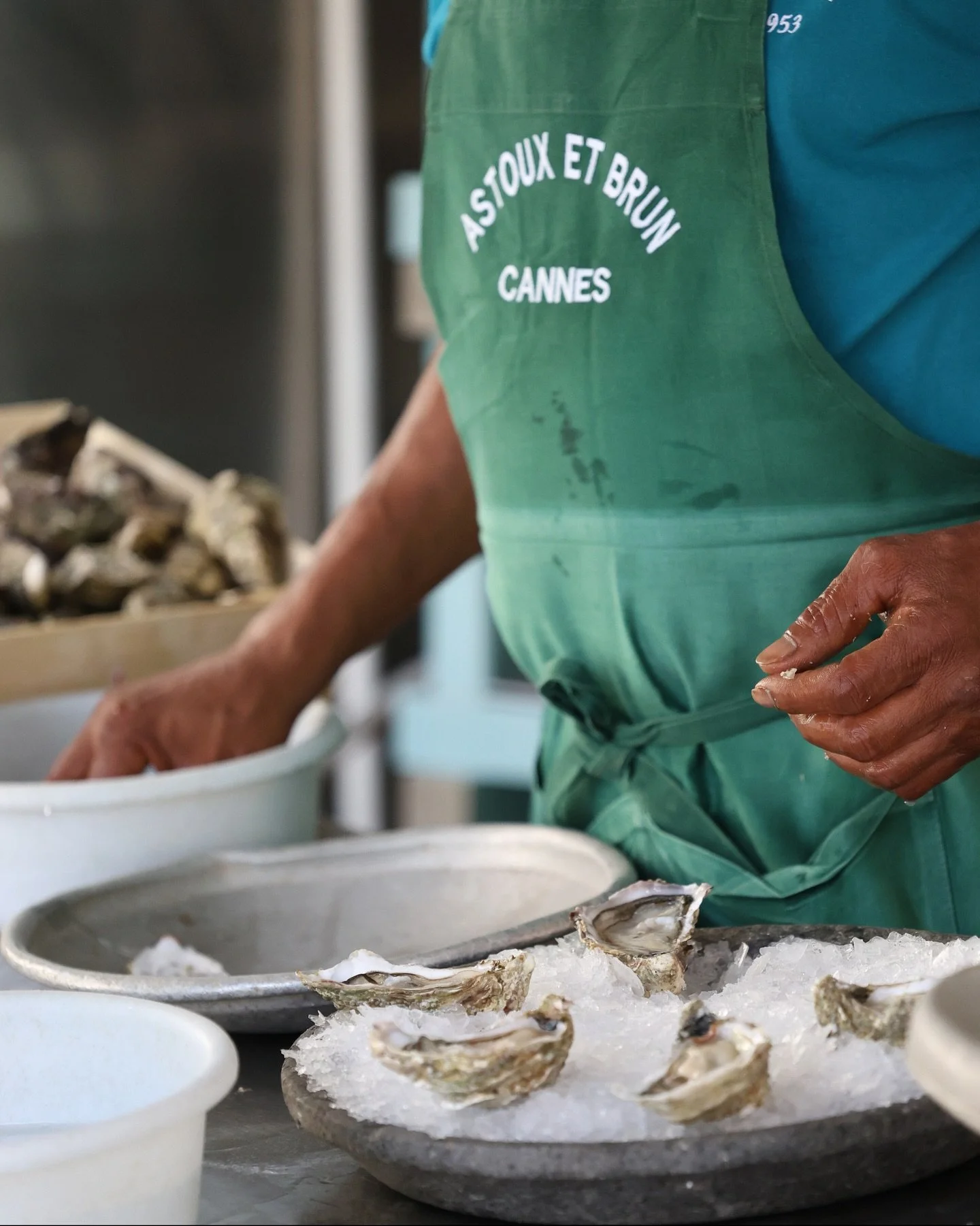 🦪👀 Ici, on ne plaisante pas avec les hu&icirc;tres. Elles sont fra&icirc;ches, ouvertes &agrave; la minute, et servies avec le sourire.
-
🦪👀Here, we don&rsquo;t mess around with oysters. They&rsquo;re fresh, opened to order, and always served wit