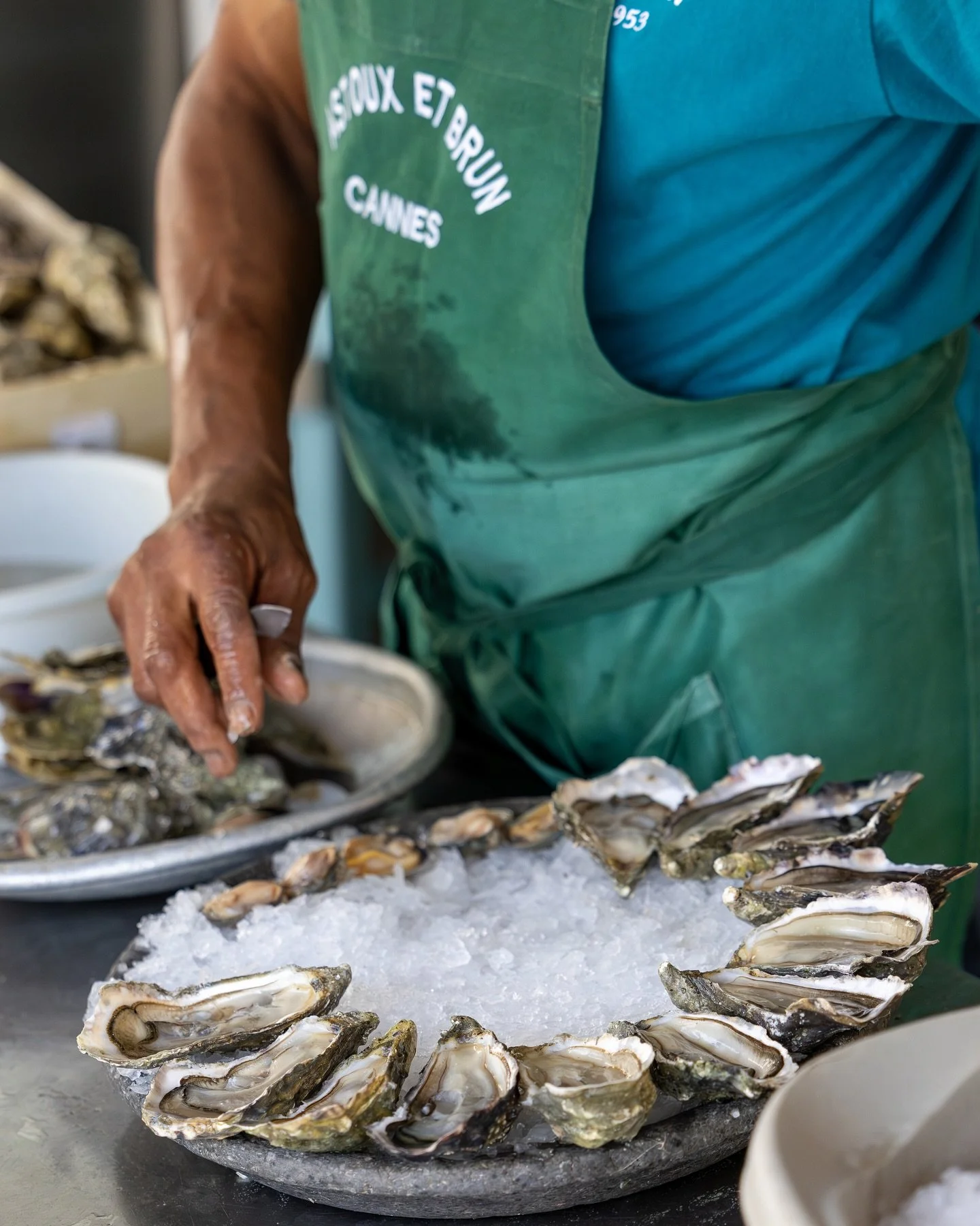 🦪✨ Un coup de lame, un tour de main, et la promesse d&rsquo;une bouch&eacute;e fra&icirc;che et iod&eacute;e.
-
🦪✨ A flick of the blade, a twist of the hand, and the promise of a fresh, briny bite.

#cannes #seafood #restaurant #fruitsdemer #cannes