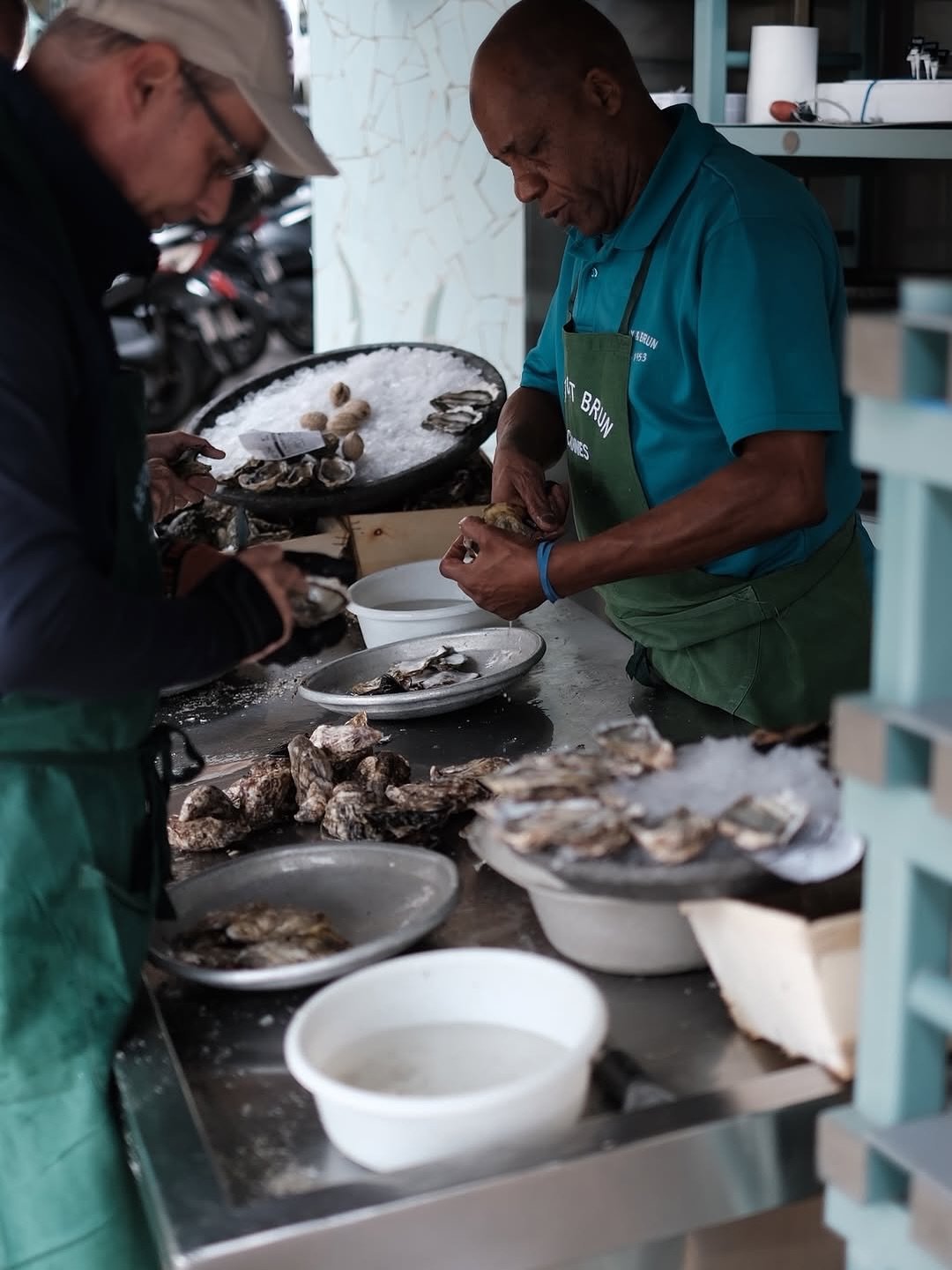 🦪 Des hu&icirc;tres, un bon verre, un grand sourire&hellip; et un moment qu&rsquo;on garde en m&eacute;moire. Merci @dr.yackovskaya pour ce joli partage 💙

👀 Continuez &agrave; nous taguer, on adore voir Astoux &amp; Brun &agrave; travers vos yeux