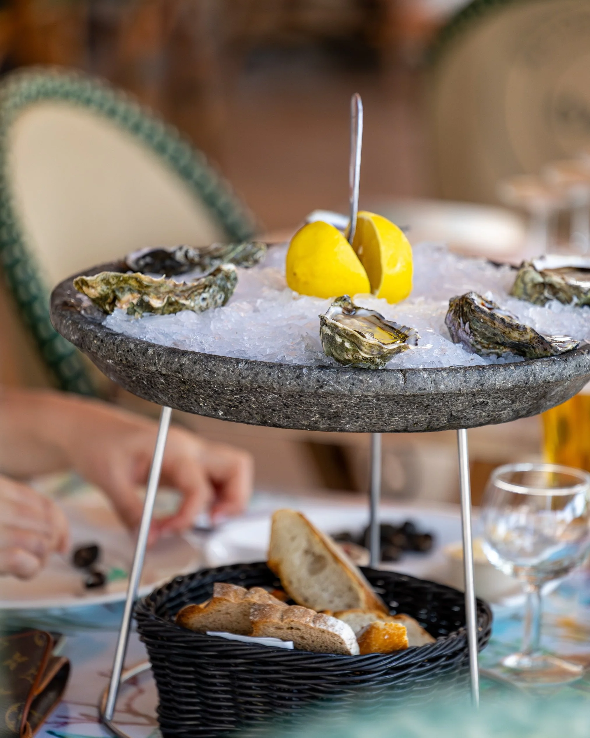 ☀️🦀 Le soleil, les fruits de mer, les sourires&hellip; Tout y est.
-
☀️🦀 Sunshine, seafood, smiles&hellip; Everything&rsquo;s just right.

#cannes #restaurant #seafood #cannesrestaurant #fruitsdemer