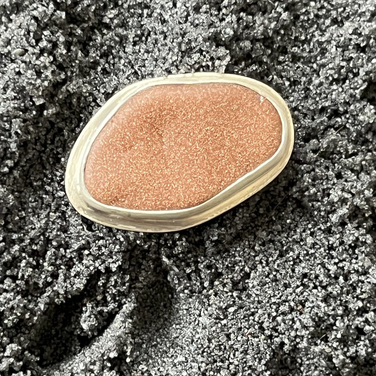 Anhänger mit rötlichem glitzerndem Kieselstein 3.jpeg