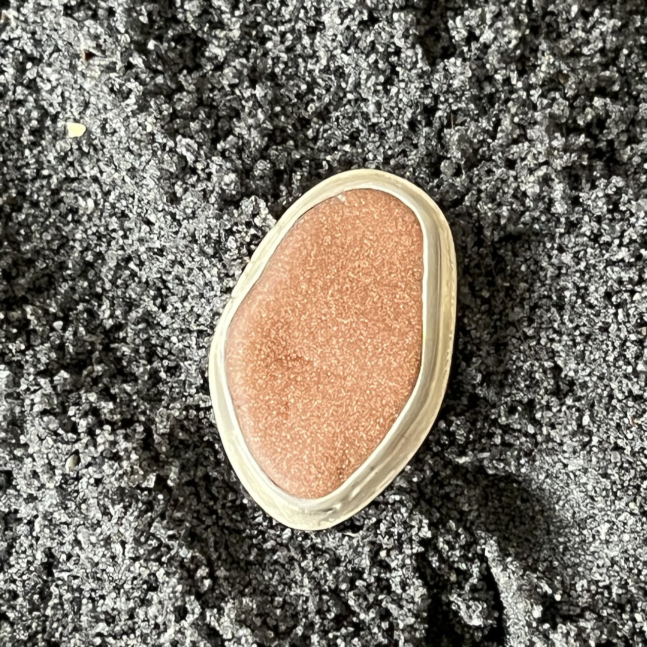 Anhänger mit rötlichem glitzerndem Kieselstein 4.jpeg