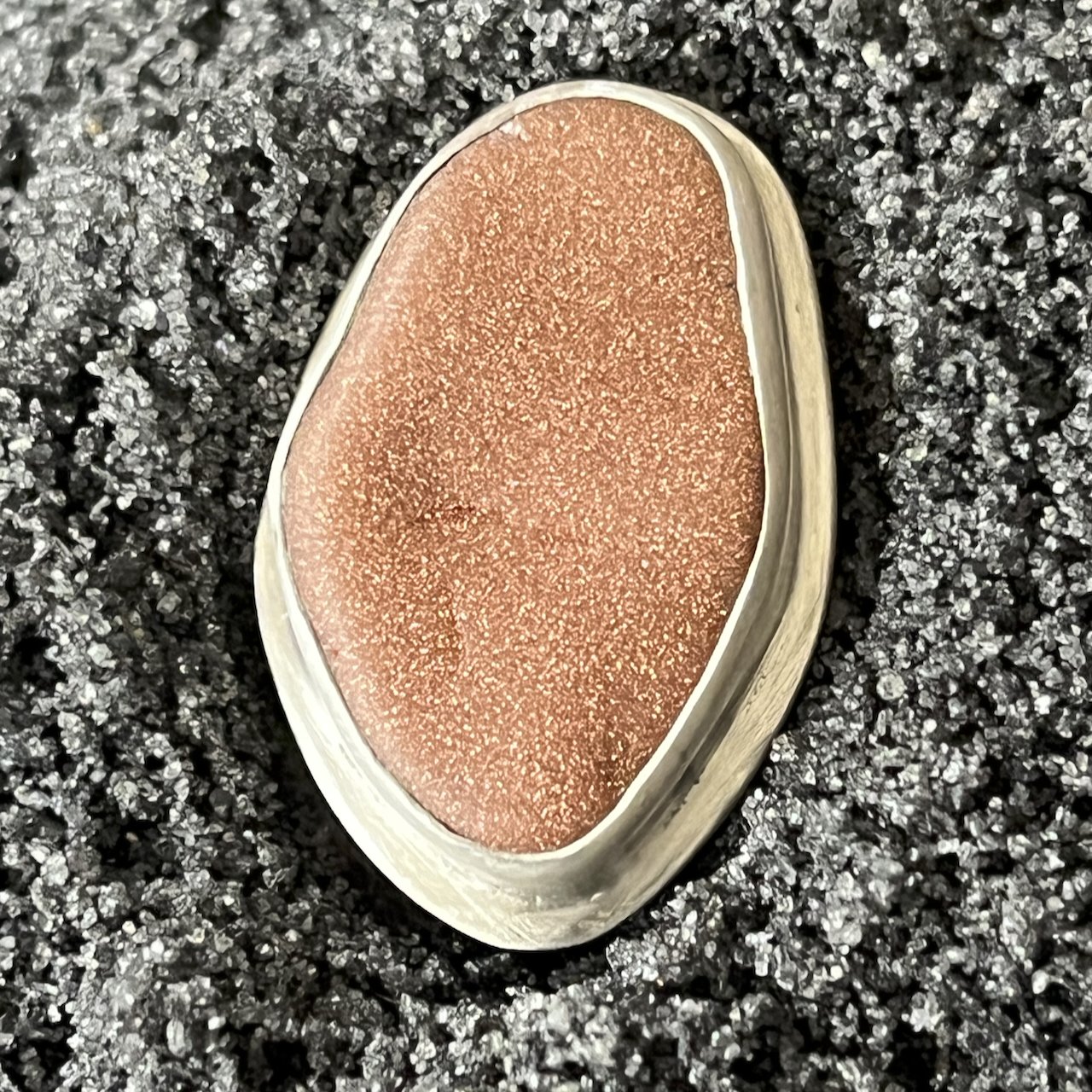 Anhänger mit rötlichem glitzerndem Kieselstein 1.jpeg