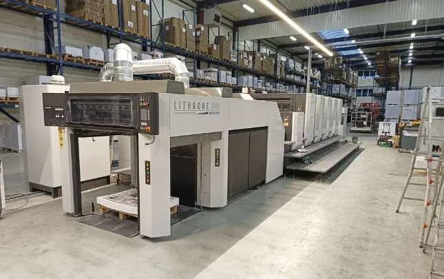 Komori offsetdrukpers mechanische montage en relocatie door internationale drukpers specialist