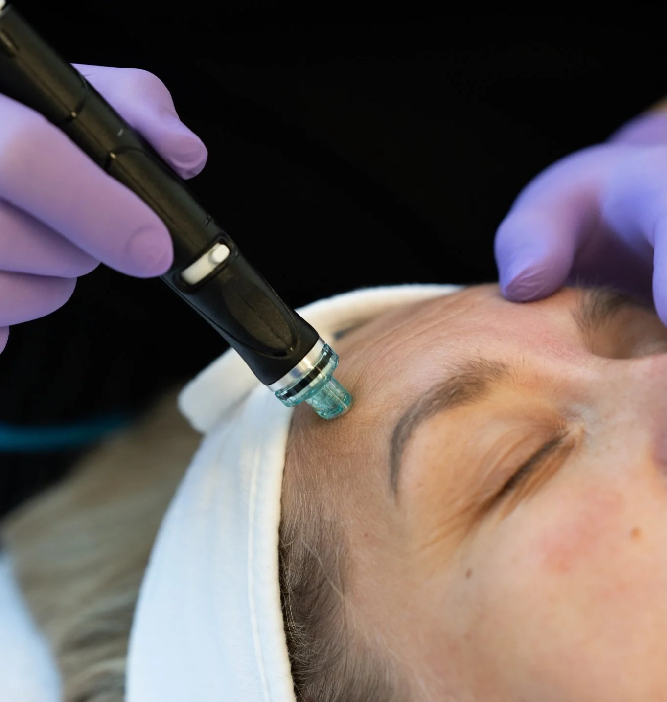 HELLO HUHTIKUU🌸☀️🕶️

Joko oot ehtiny karistaa talven j&auml;ljilt&auml; kaikki kuonat iholta? Jos et niin nyt viimeist&auml;&auml;n on aika! Kev&auml;&auml;n kunniaksi halutaan tarjota extra kirkkautta kaikkien kasvoille: 
Hydrafacial Deluxe-hoito 