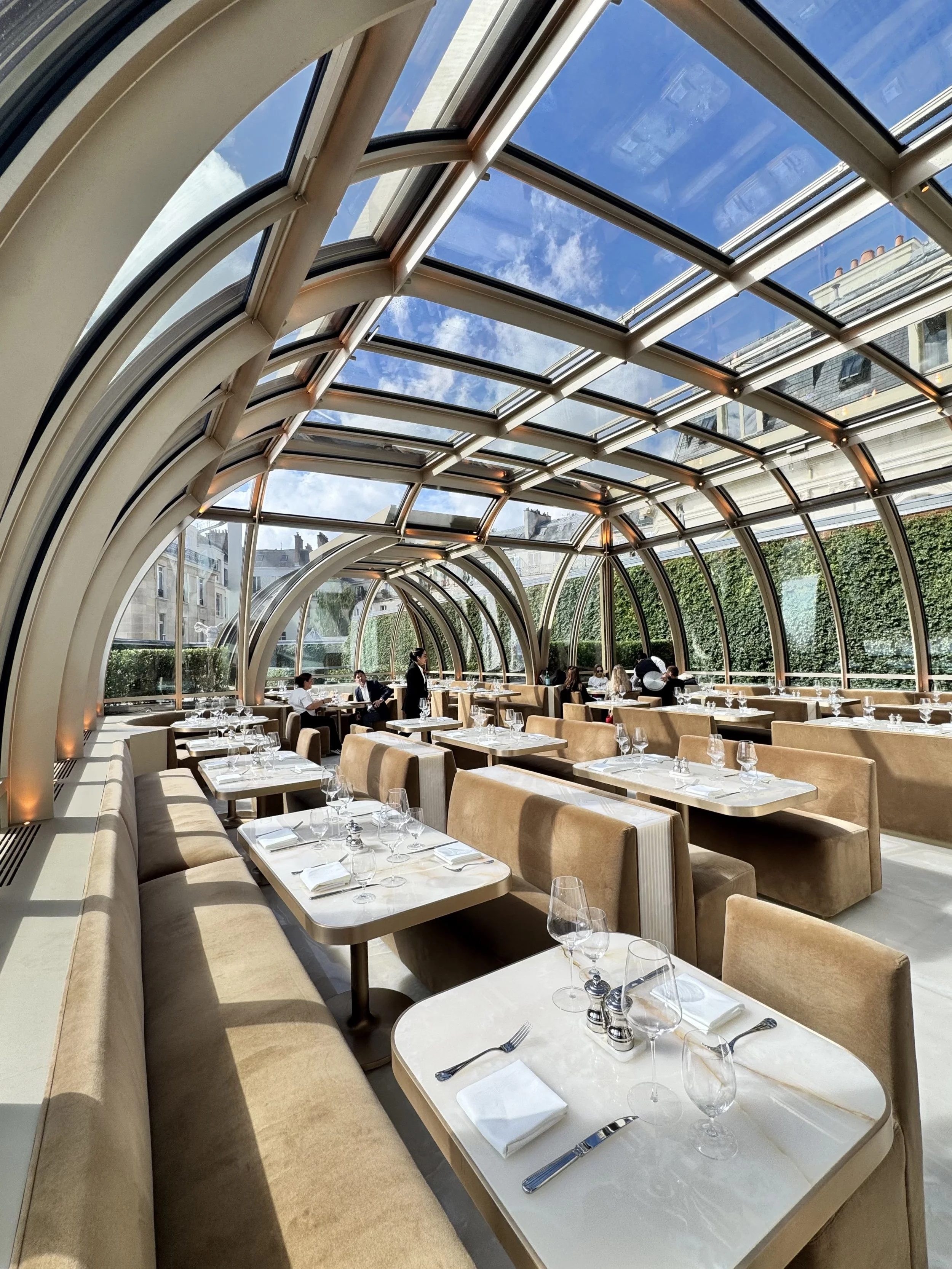 RH Paris : l’expérience design ultime s’installe sur les Champs-Élysées