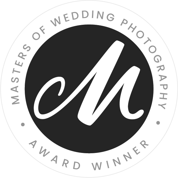 Logo mit den Initialen A und M in einer schwarzen Kreis, umrandet von text "Masters of Wedding Photography - A Award Winner" in Graustufen.