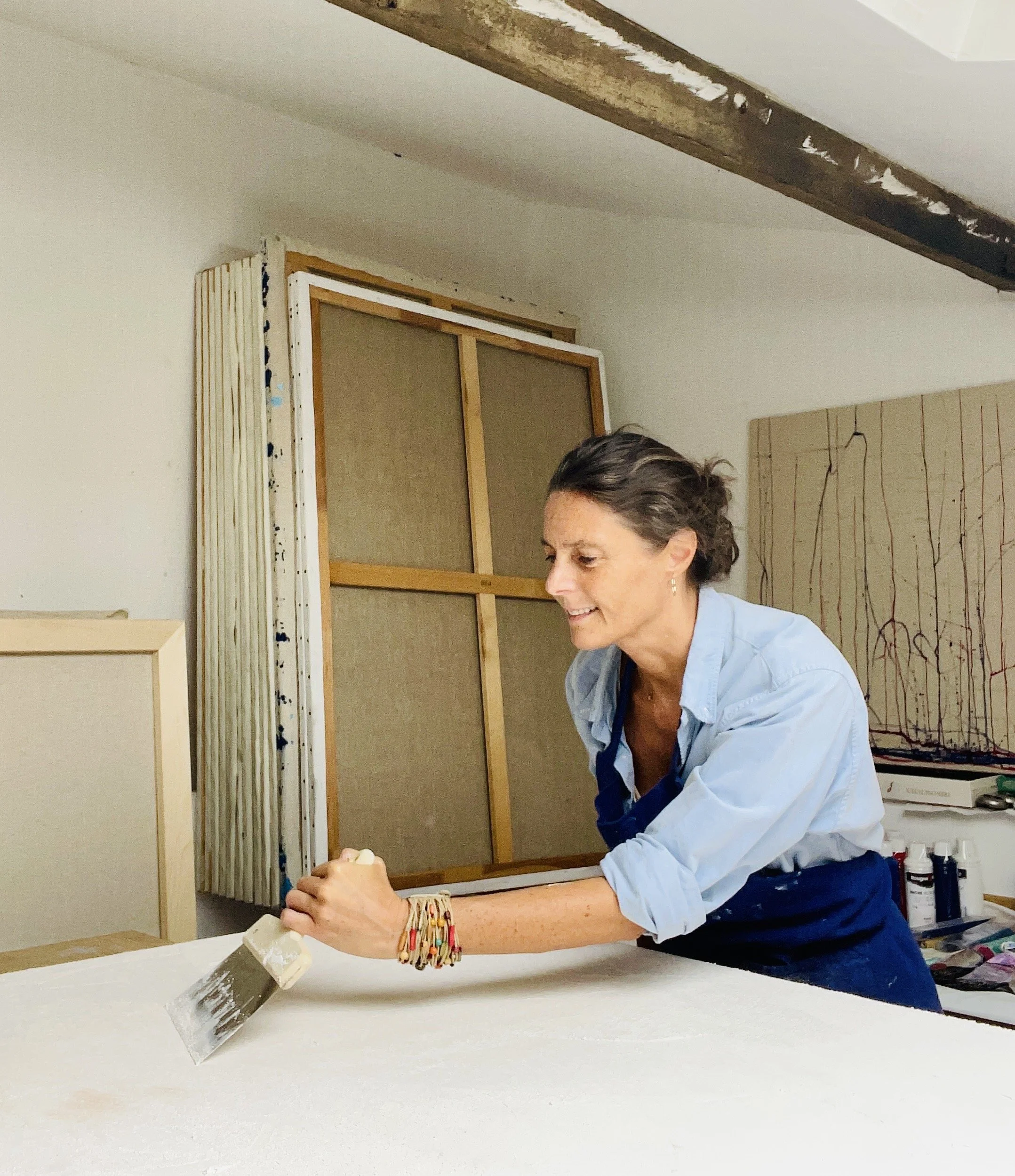Maÿlis Noé au travail dans son atelier