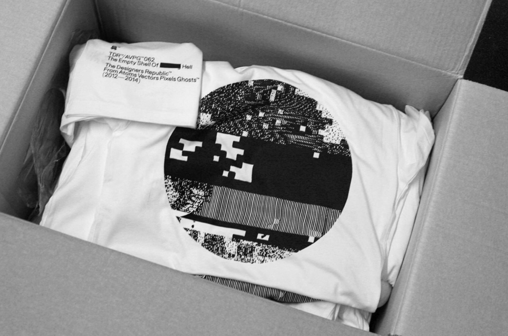 Atoms Vectors Pixels Ghosts™
Art Installation / Exhibition
(T-Shirt)