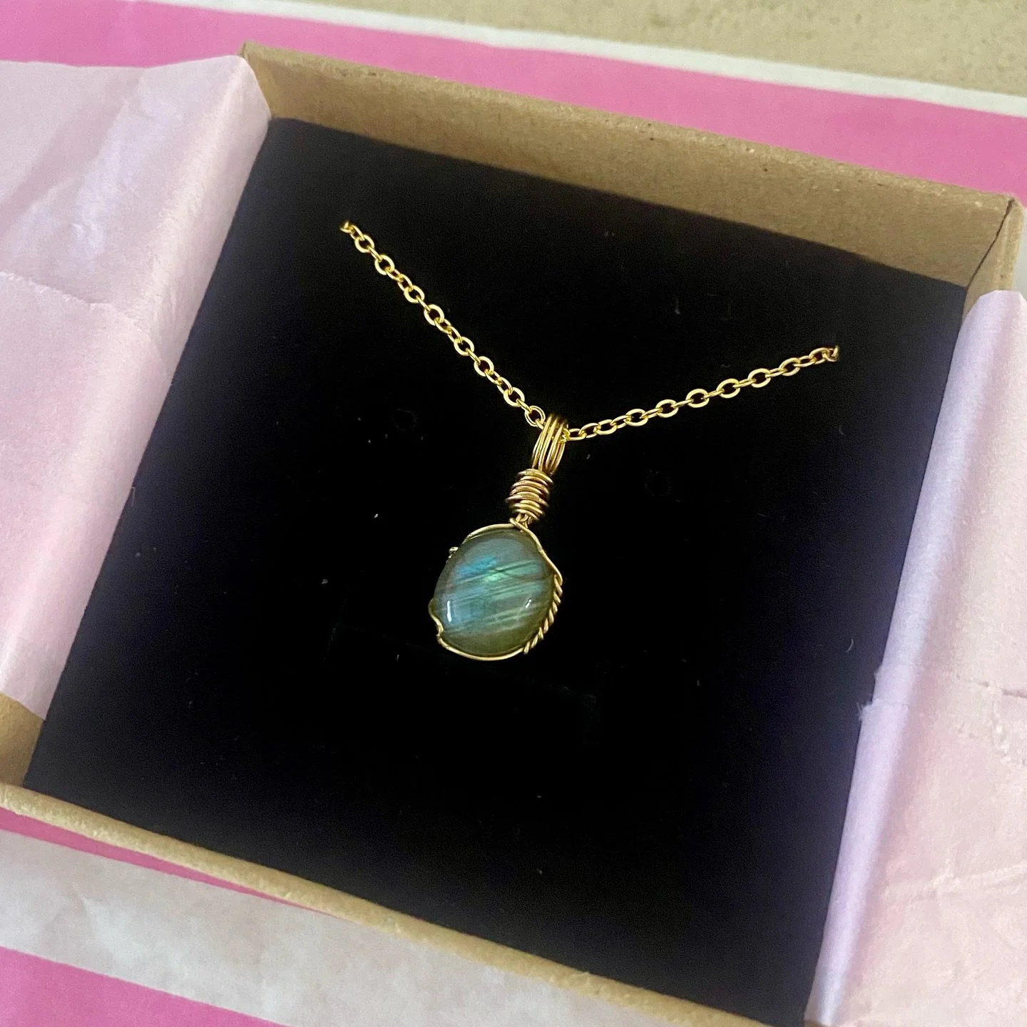 Hey everyone! 🩷 can&rsquo;t believe that I last posted in September&hellip;where does time go please? 😅

Here is a stunning Labradorite that I wrapped for. recent commission, she&rsquo;s so flashy! 🤩

Swipe left for a little video too 👌🏻 

Hope 