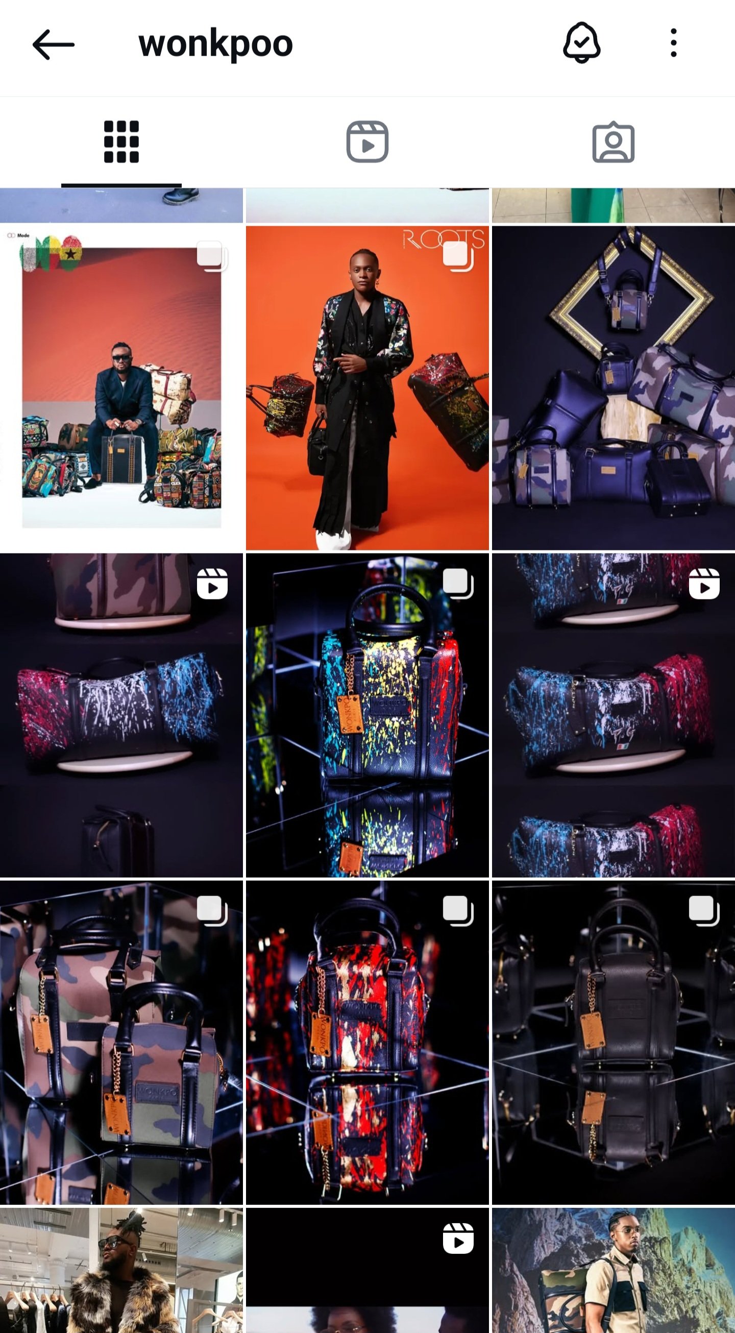 Galerie de sacs à main et bagages colorés, présentés lors d'un défilé de mode, avec des modèles portant des sacs et accessoires dans un environnement d'exposition