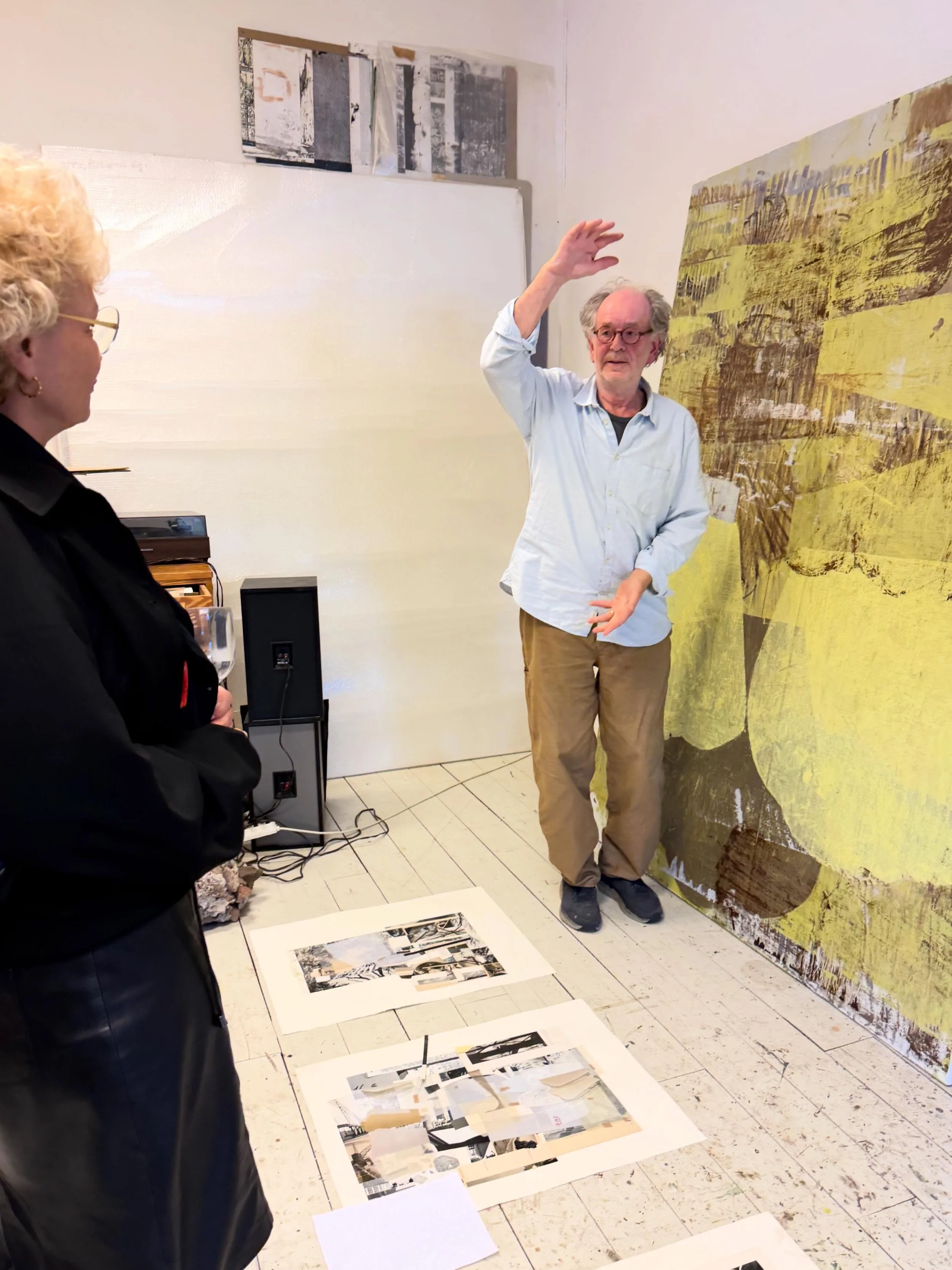 Yesterday, Bus Riders visited studios in Frihamnen &mdash; four artists with completely different expressions, gathered side by side ✨
We stepped into Jens F&auml;nge&rsquo;s distinctive visual world, where portraits, interiors, and abstract forms me