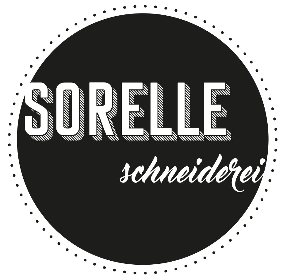 Logo der Sorelle Schneiderei in Schwarz und Weiß, mit einem Kreis und Streifenmuster im Text