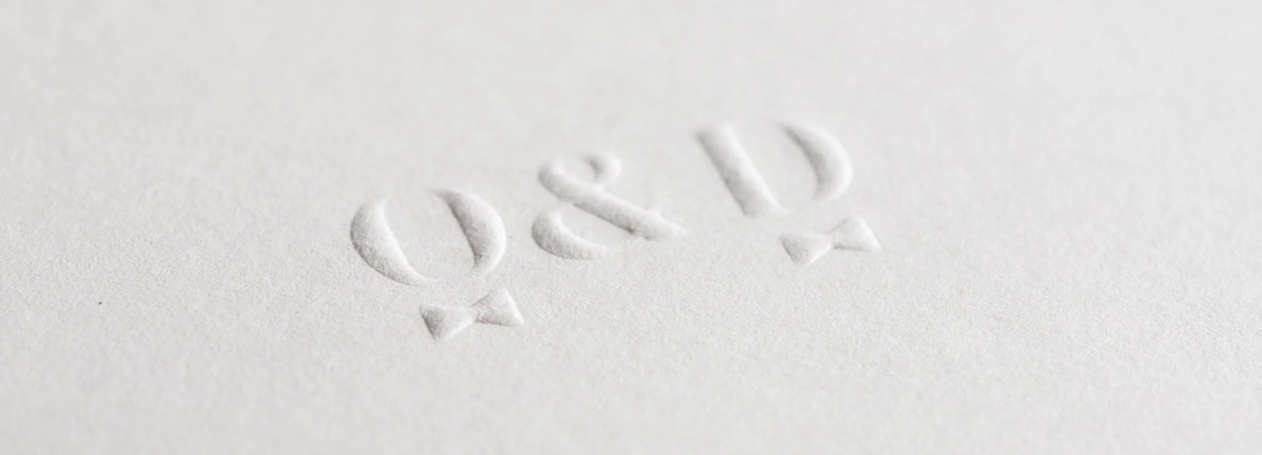 Der Name 'Oeuf' ist in erhabenen Buchstaben im Material geprägt, vermutlich Papier, sichtbar durch die Vertiefungen.