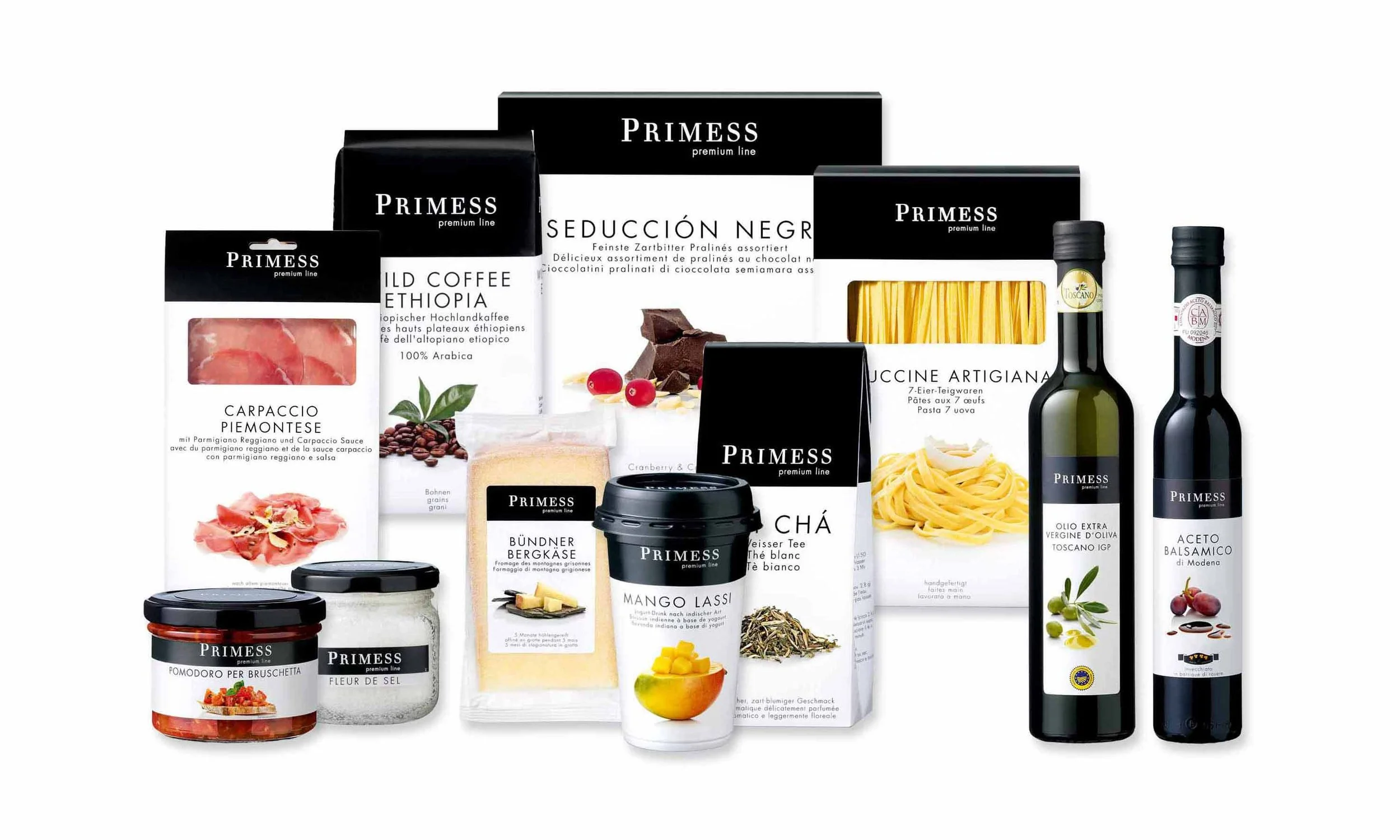 Verschiedene Lebensmittelprodukte, darunter Pasta, Schokolade, Öl, Essig, Käse, Kaffee, Tomaten, Salz, Teesorten und andere, von der Marke Primess.