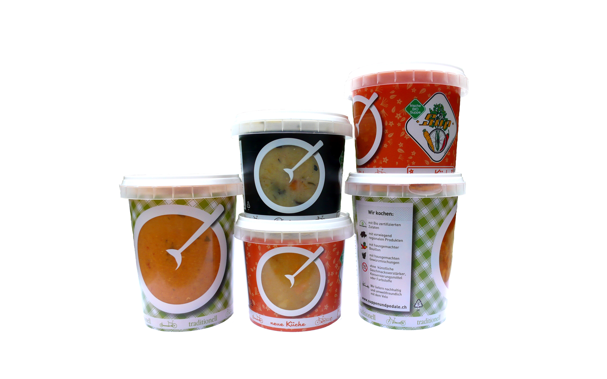 Verschiedene Becher mit Suppen, wobei zwei grüne und zwei rote Becher mit weißen Deckeln, die Bildetiketten mit Suppen in verschiedenen Farben und Texten. Ein Becher hat einen dekorativen Bezug mit Fahrradmotiven.