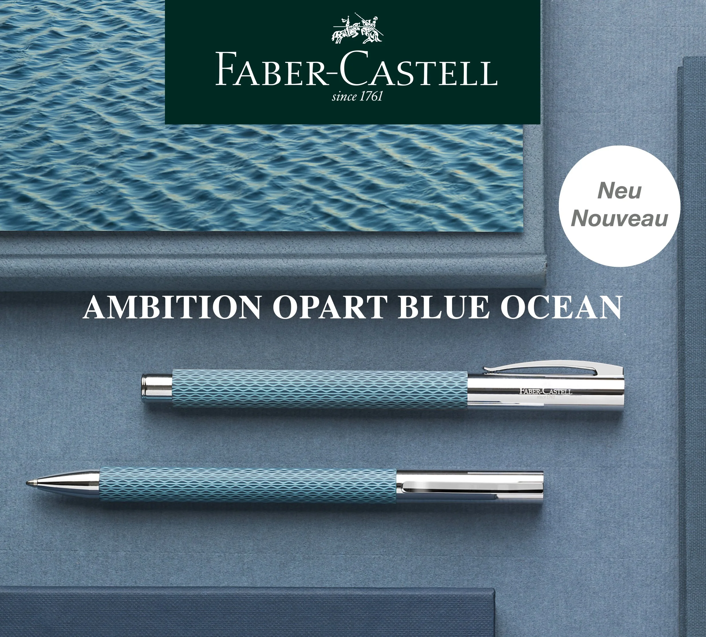 Zwei blaugraue Schreibgeräte. Ein Kugelschreiber und ein Füllfederhalter, beide auf einer blauen Schreibmappe. Oben links ist ein Faber-Castell Produkt mit Wasser im Hintergrund. Rechts oben ein weißer Kreis mit der Aufschrift 'Neu/Nouveau'.