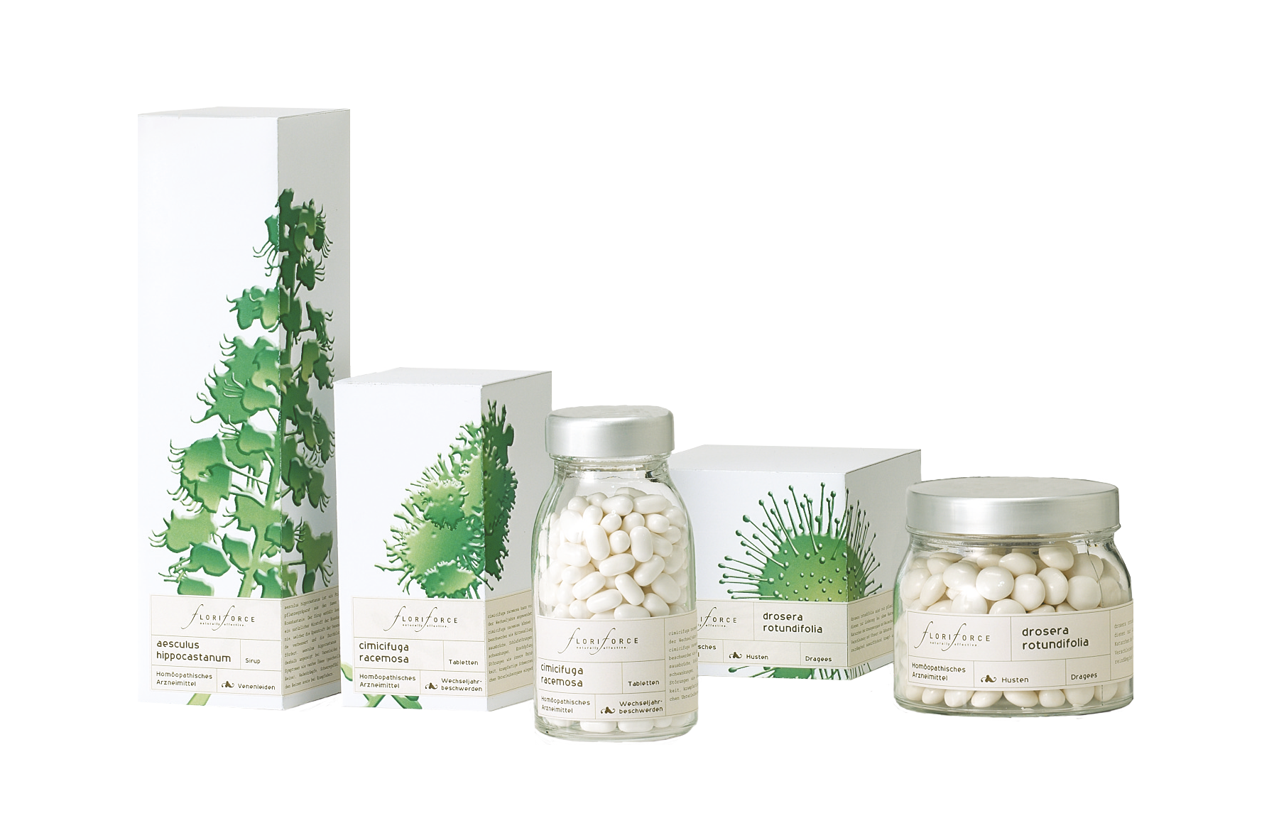 Verschiedene homöopathische Medikamente in Verpackungen und Gläsern, darunter Homöopathie-Tabletten und -Sirup, mit grünen Pflanzenillustrationen auf den Verpackungen.