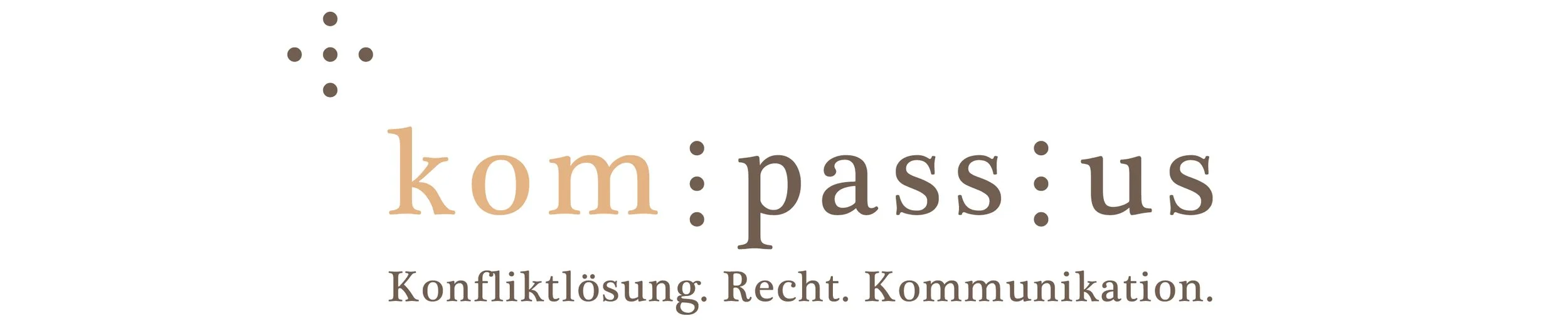 Logo mit dem Text 'kom:pass:us' und der Unterzeile 'Konfliktlösung. Recht. Kommunikation.' in verschiedenen Brauntönen.