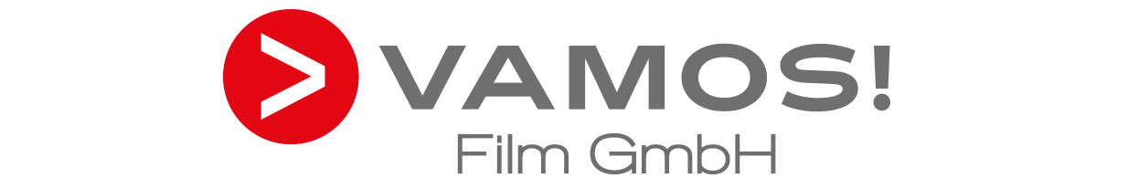 Logo mit rotem Kreis, weißem Pfeil, und der Aufschrift »VAMOS! Film GmbH« in grau
