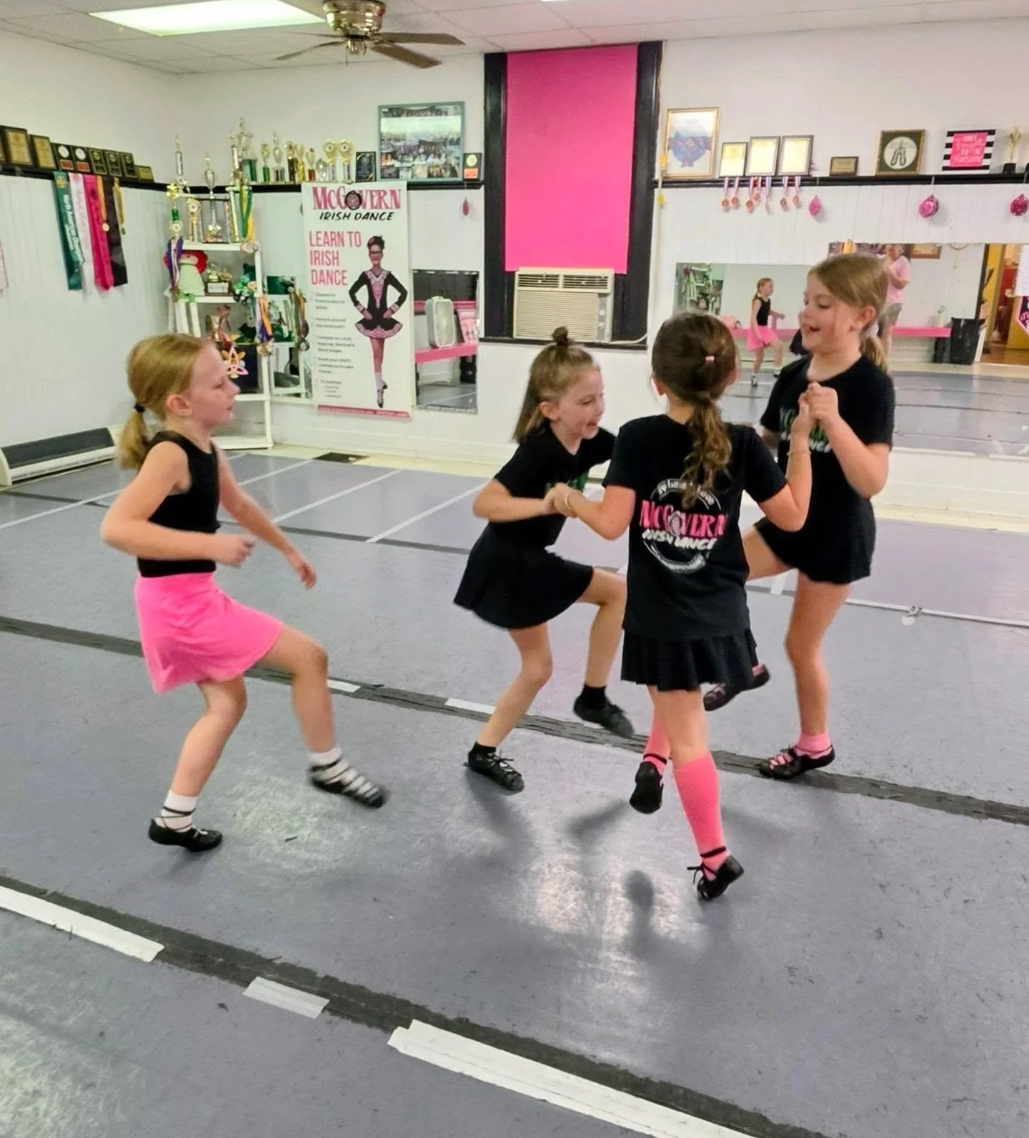 Lots of giggles and smiles tonight working on the 4 Hand Reel!

#McGovernIrishDance #bungradstrong
#dance #irishdancenearme