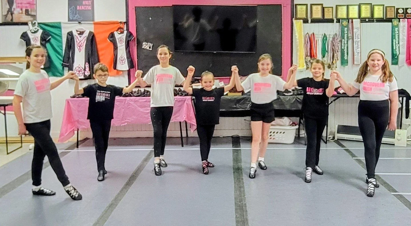 Not sure which Irish dance class to choose? We&rsquo;re here to help! 💗☘️

New dancers can begin by choosing a class based on their age. If you&rsquo;re transferring from another Irish dance school, returning after time away or simply unsure where y