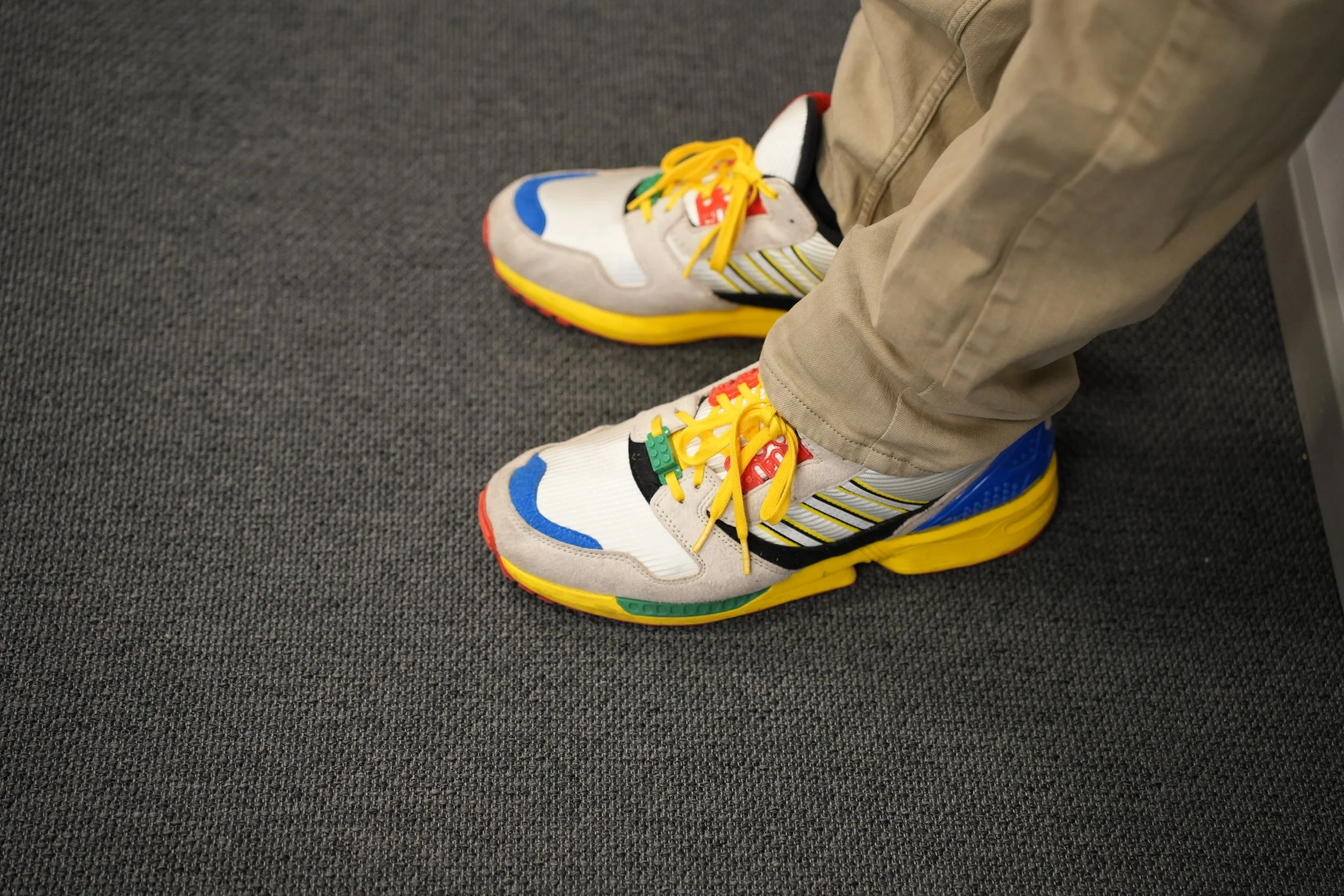 Kursholder Alan har på seg Lego-sko!