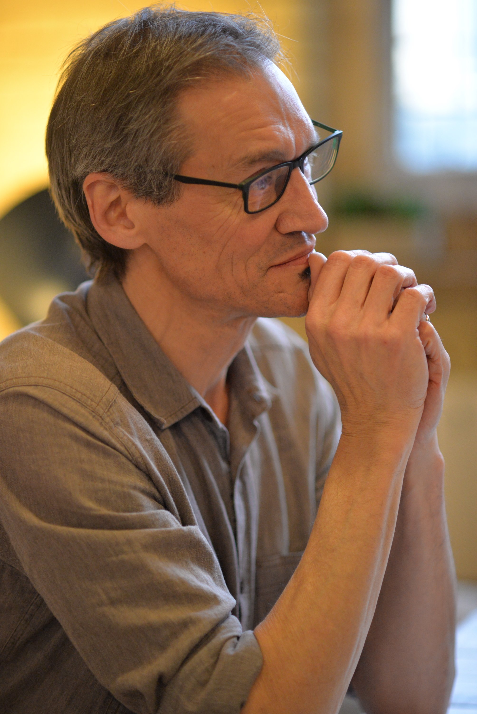 Kursholder Tobias Mayer sitter med hendene foran seg. Foto.
