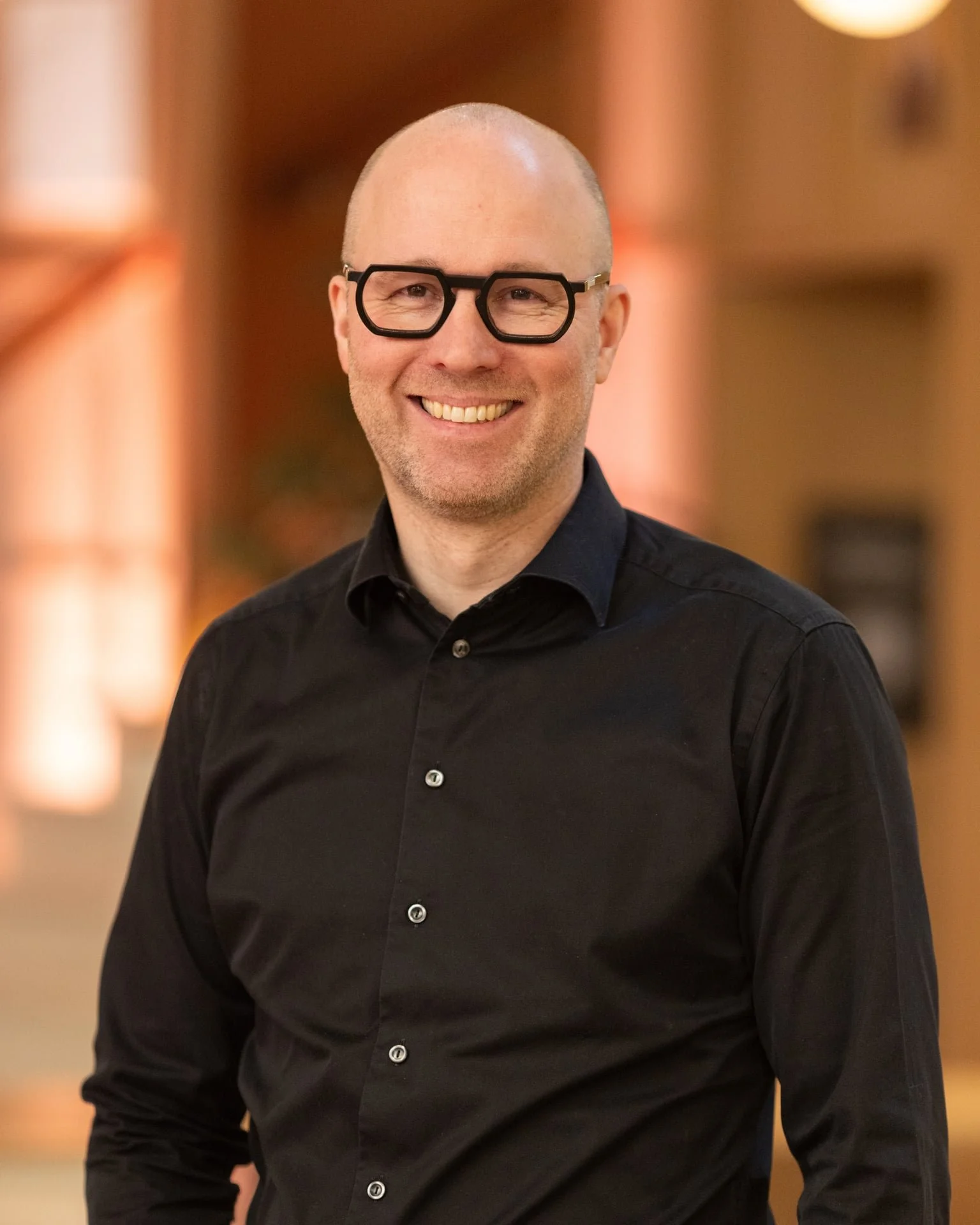 Kursholder John Inge Hervik smiler bredt mot kamera. Foto. 