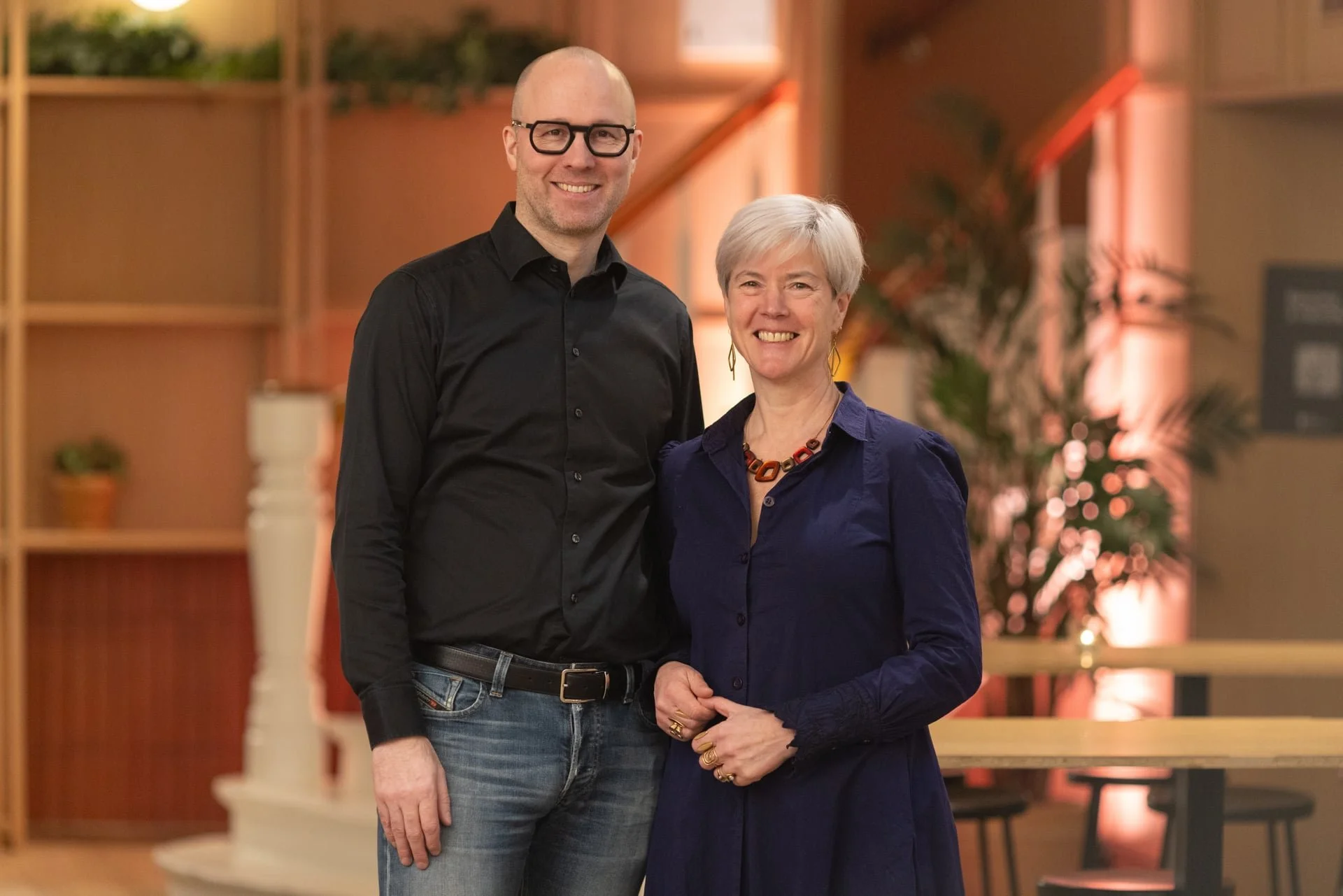 Kursholderne John Inge og Caitlin står ved siden av hverandre og smiler mot kamera. Foto. 