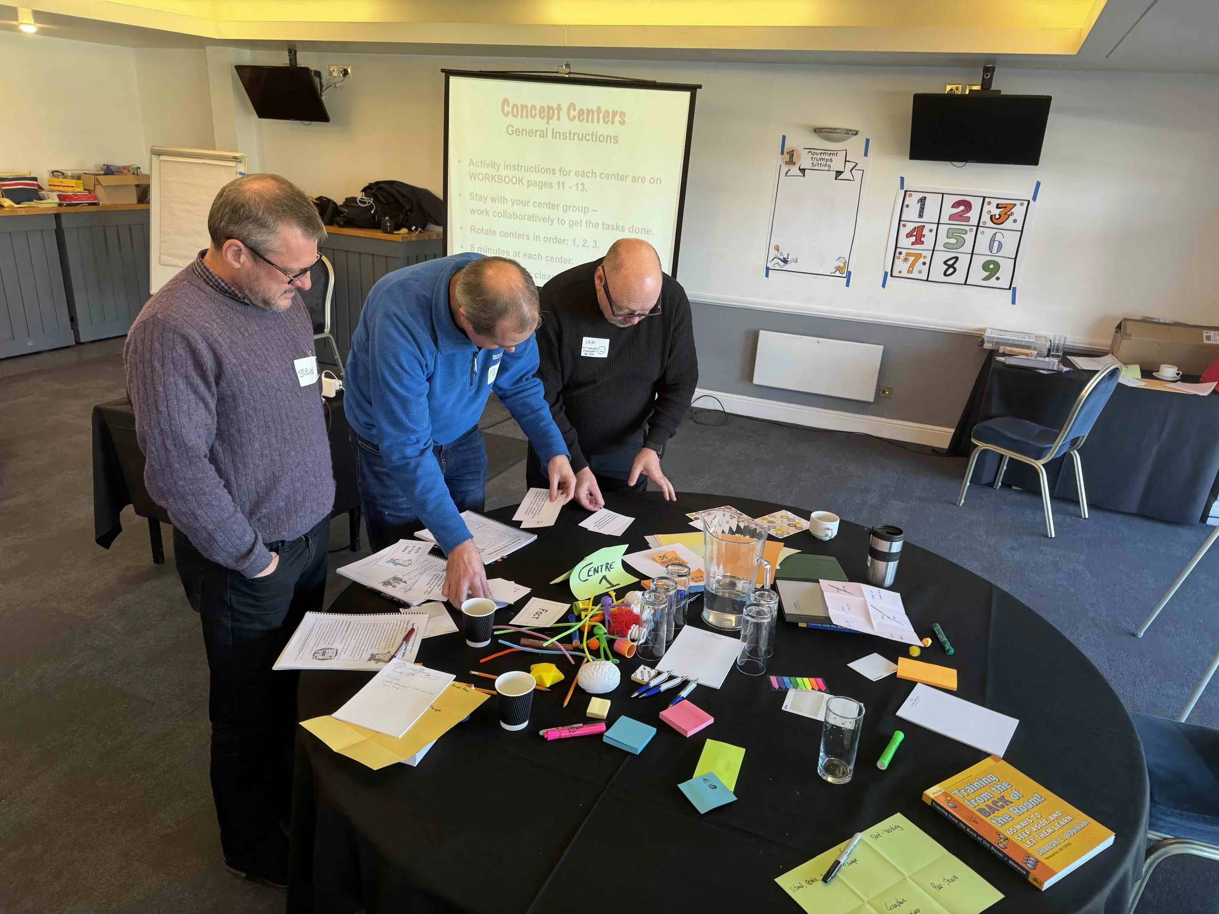 Kursdeltakere jobber med å løse gruppeoppgaver