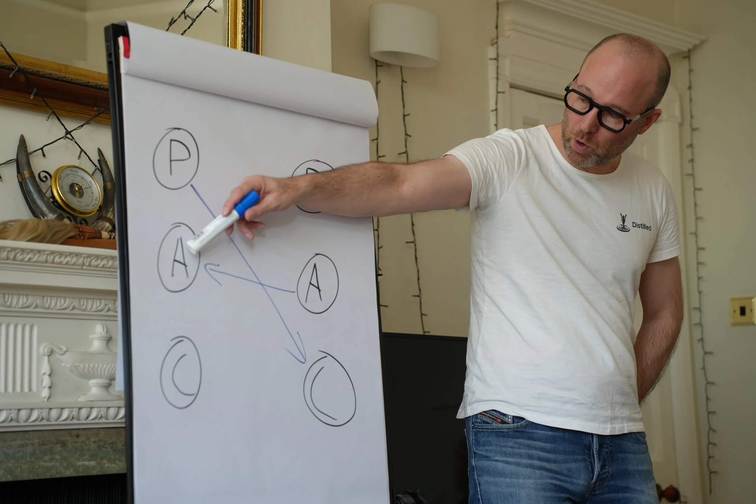 Kursholder John Inge Hervik underviser i PAC-modellen, hentet fra transaksjonsanalyse. Foto