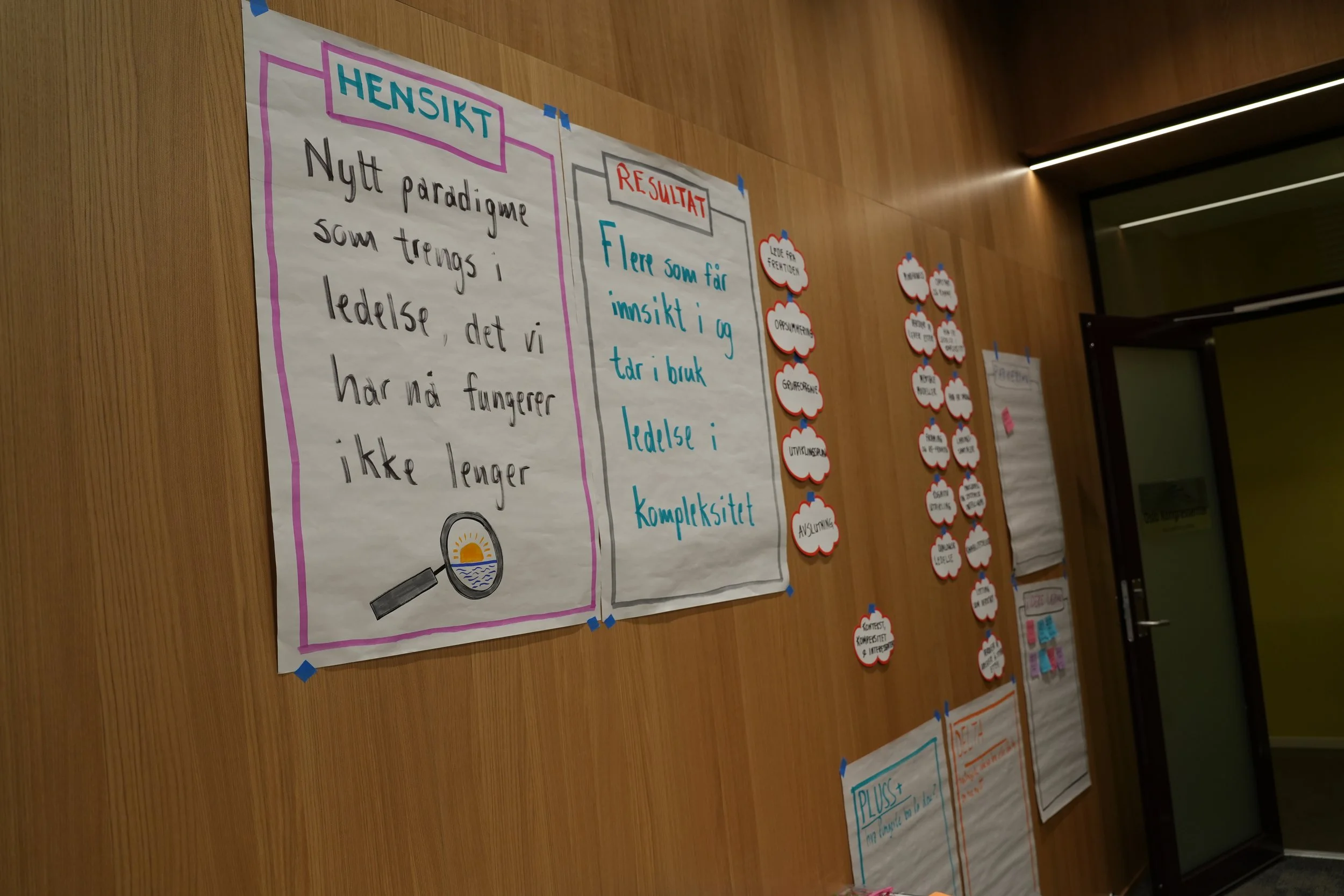 To flipcharter på en trevegg som beskriver hensikt og ønsket resultat med kurset. I bakgrunnen vises agenda for kurset. Foto