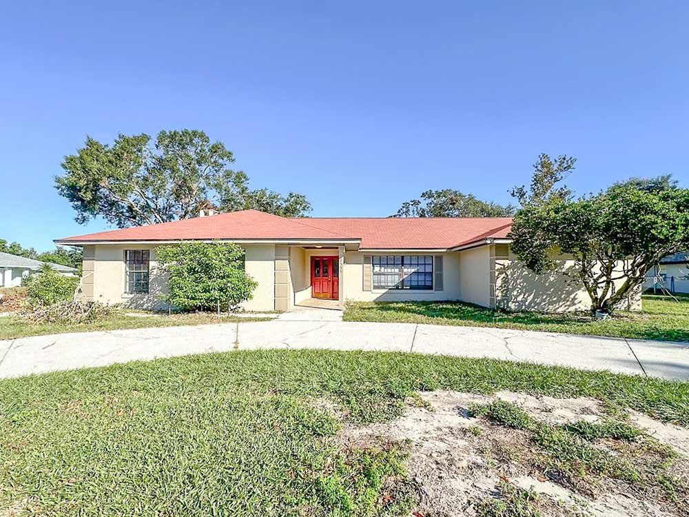 Florida ranch home with a circular driveway