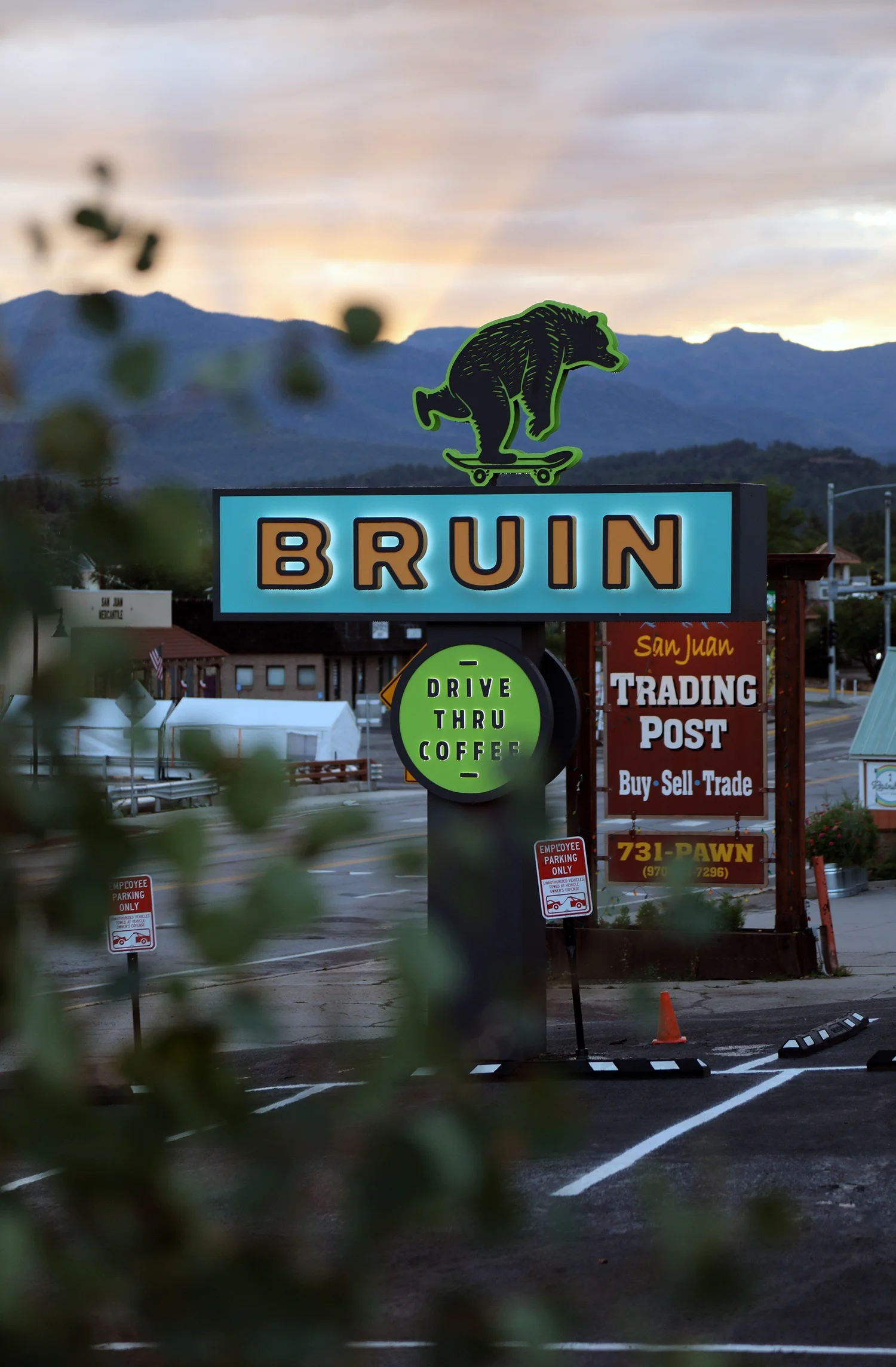 Bruin pylon sign with a drive-thru coffee message panel