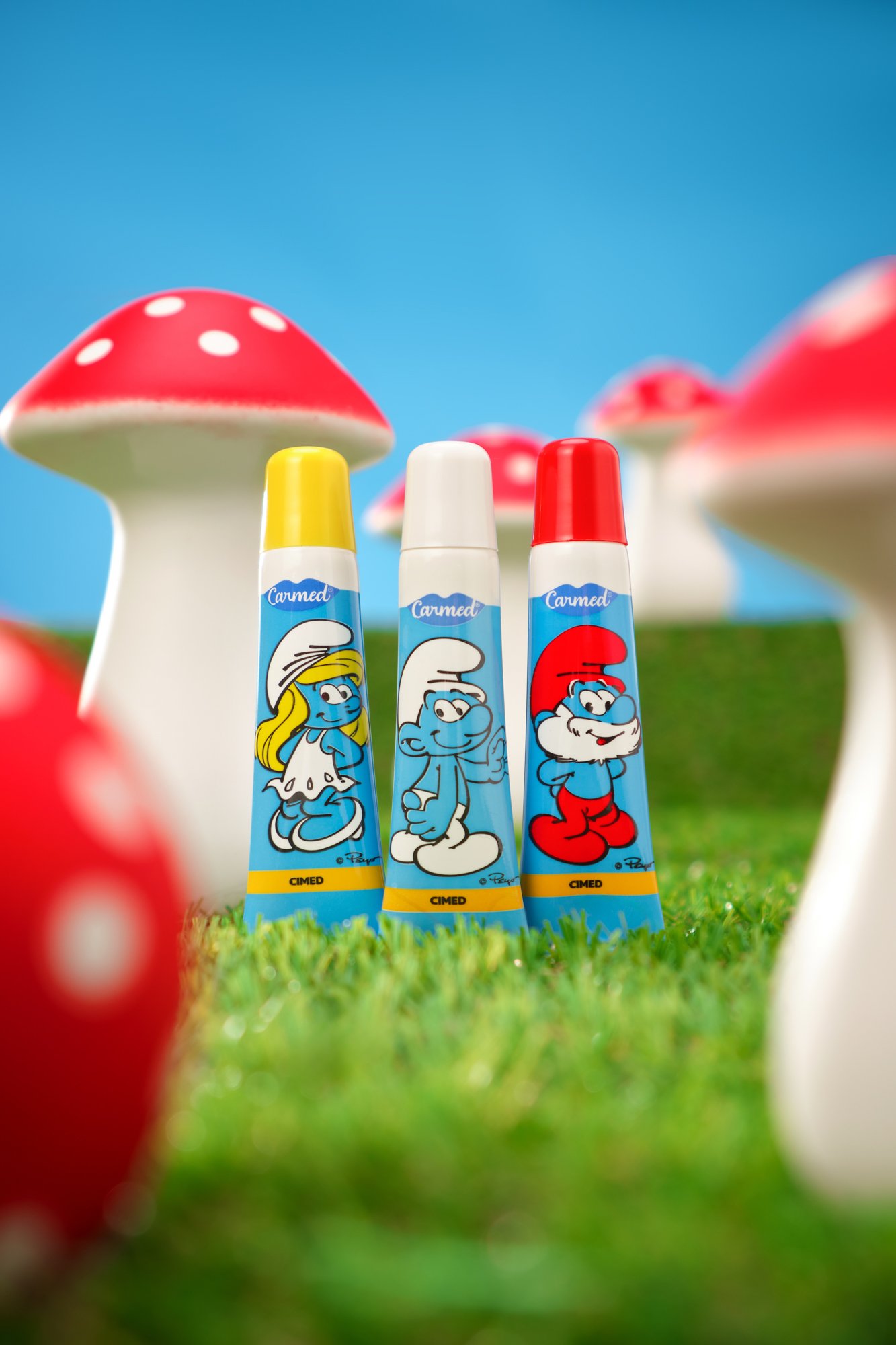 Tubos de protetor solar com personagens dos 