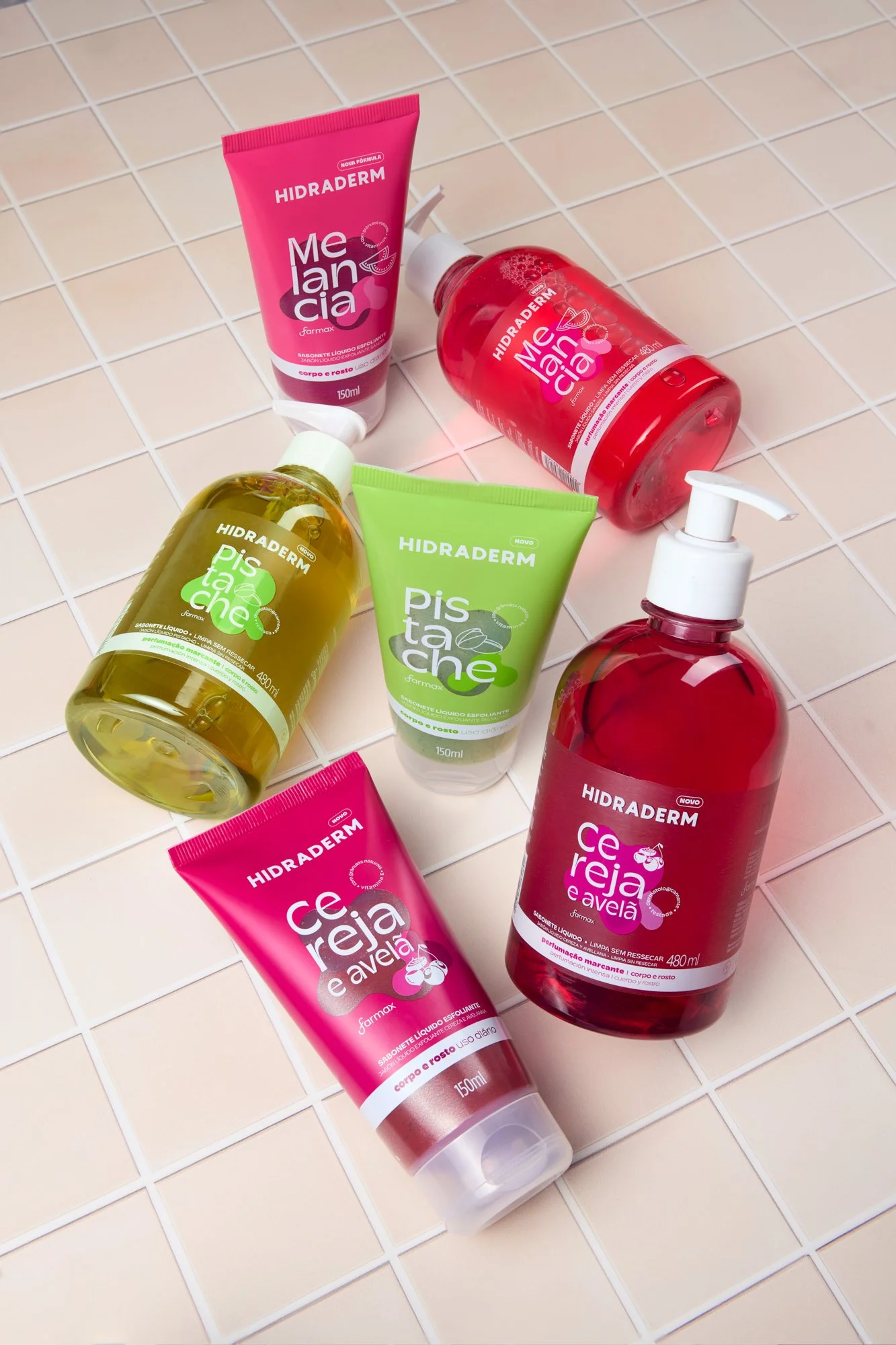 Produtos de higiene corporal Hidraderm de diferentes fragrâncias na paleta clara e bonita.