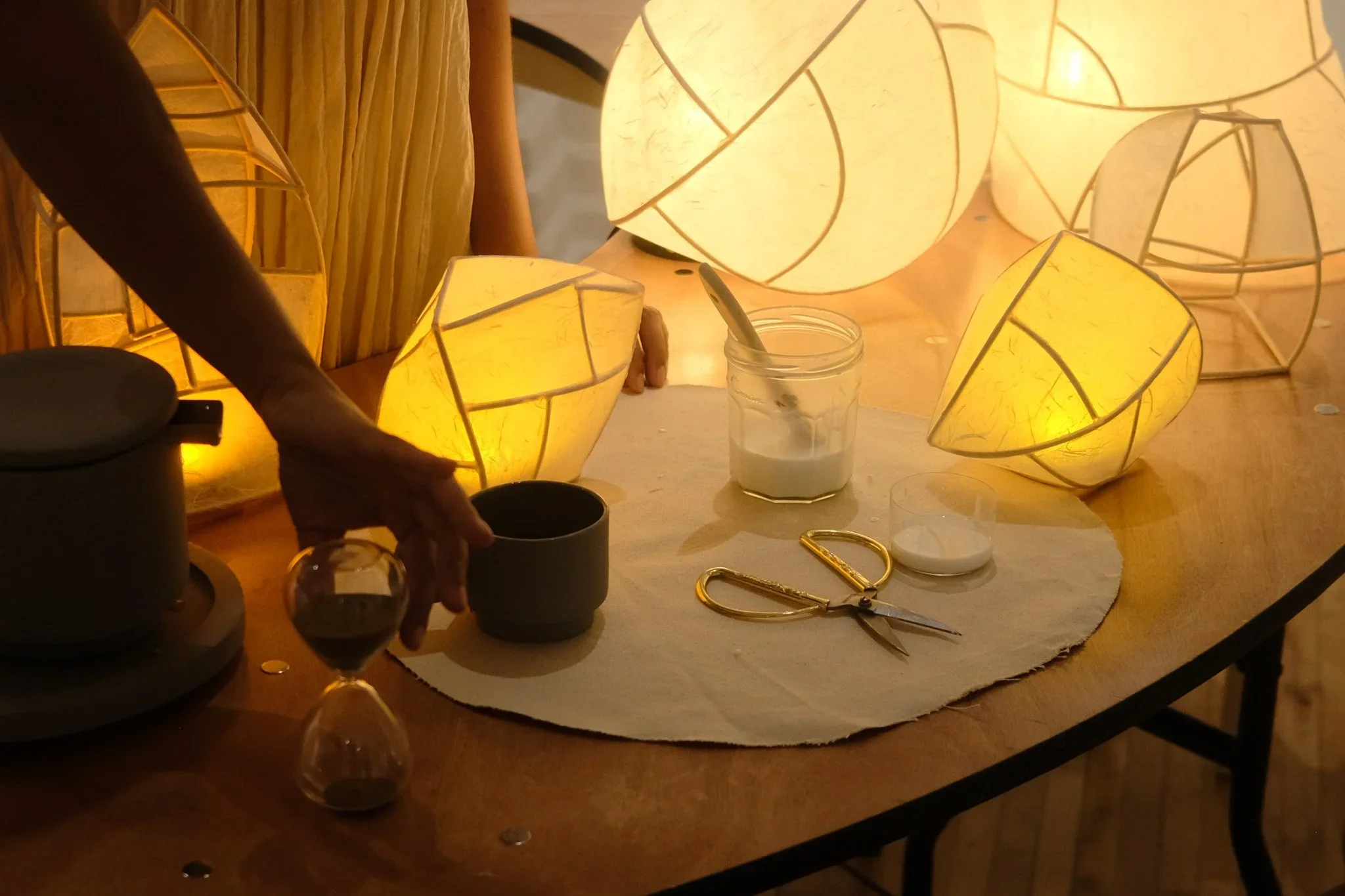202508_PaperLamp_COMODEMO_PhotographbySophieAgre-2.webp