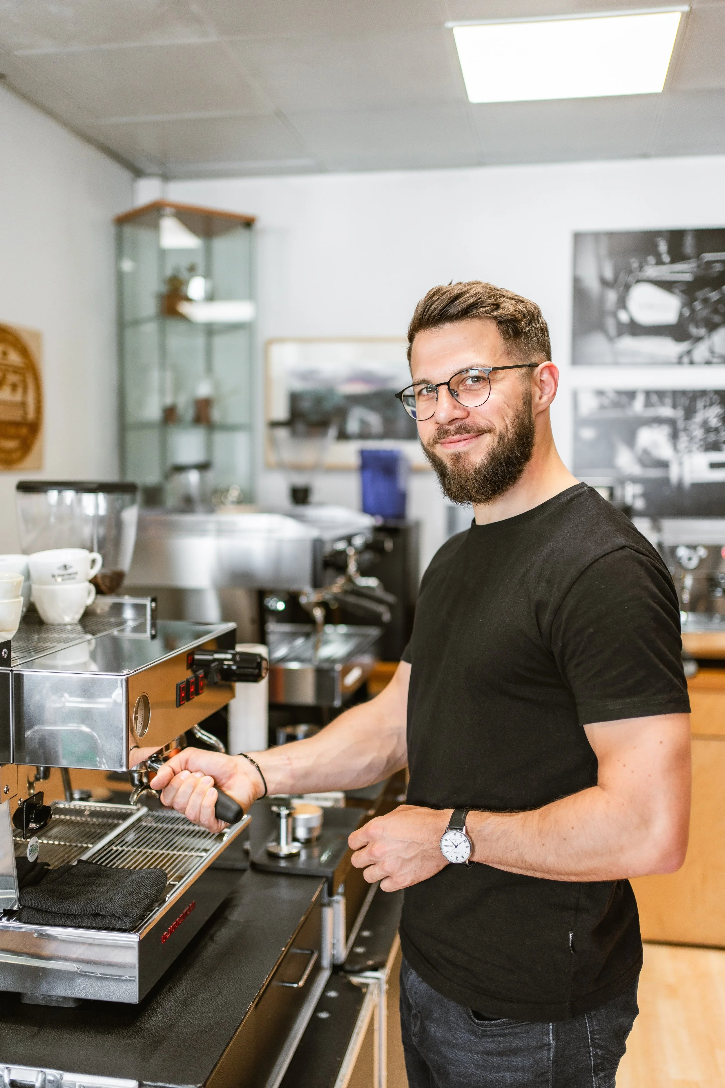 Ein Barista Trainer der eine La Marzocco Espressomaschine bedient.