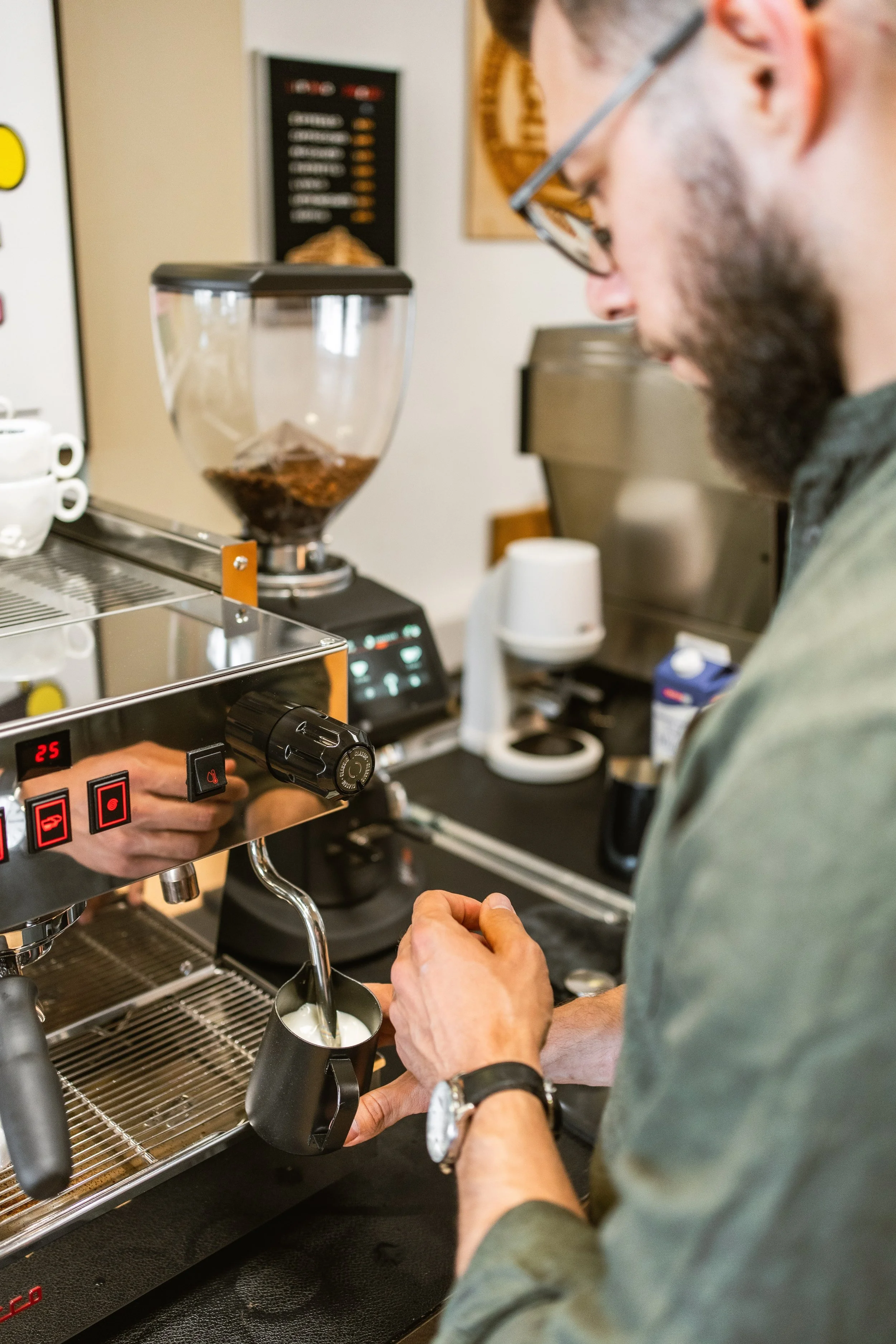 Home Barista La Marzocco Latte Art Milch Schäumen