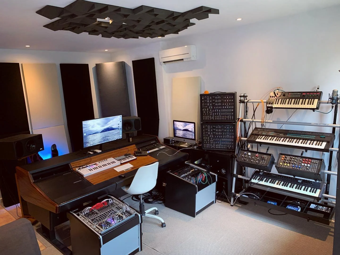 Here we go ! the Lab is open from Monday to Sunday #musicstudio #mixingengineer #hiphop #electronicmusic #producer #beatmaking #filmscore #podcast and more !
