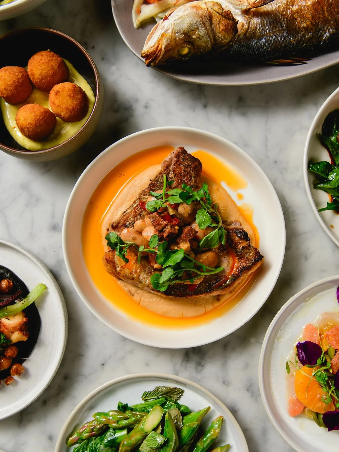 Up close and personal with our summer menu โ๏ธ featuring fresh seafood and seasonal ingredients.
๐ธ: @mflatowphoto