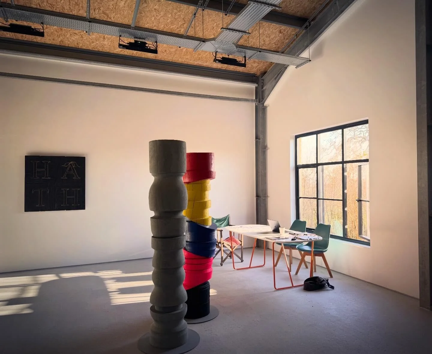 In the office today&hellip; come and visit, stay for a coffee or tea and enjoy the show! DM to come and visit. 

@simonallisonsculpture @farfargallery #farfargallery #benjaminparsonsart