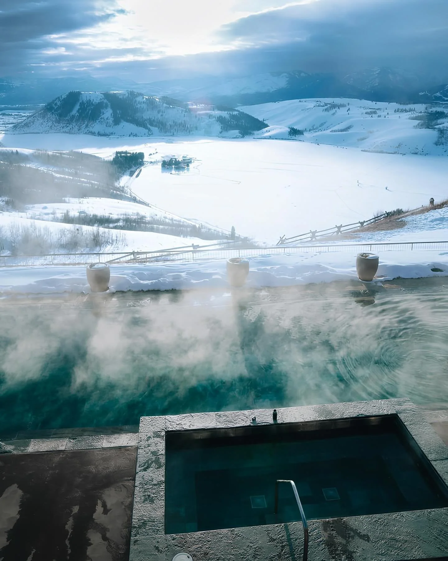 Views of Wyoming&rsquo;s dramatic landscape and endless sky from a client&rsquo;s favorite- the iconic pool at @amangani ❄️🩵

📧DM for exclusive perks and the best available rates