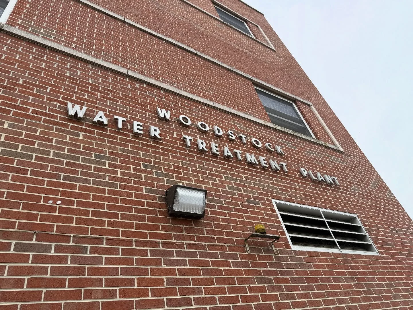 Tap. Flush. Forget.
You do not see them, but Woodstock’s water and wastewater crews are the reason every sip is safe and every flush comes back clean.
🔬 They test at every phase.
🌊 They know everything the North Fork is carrying.
🐟 They ma